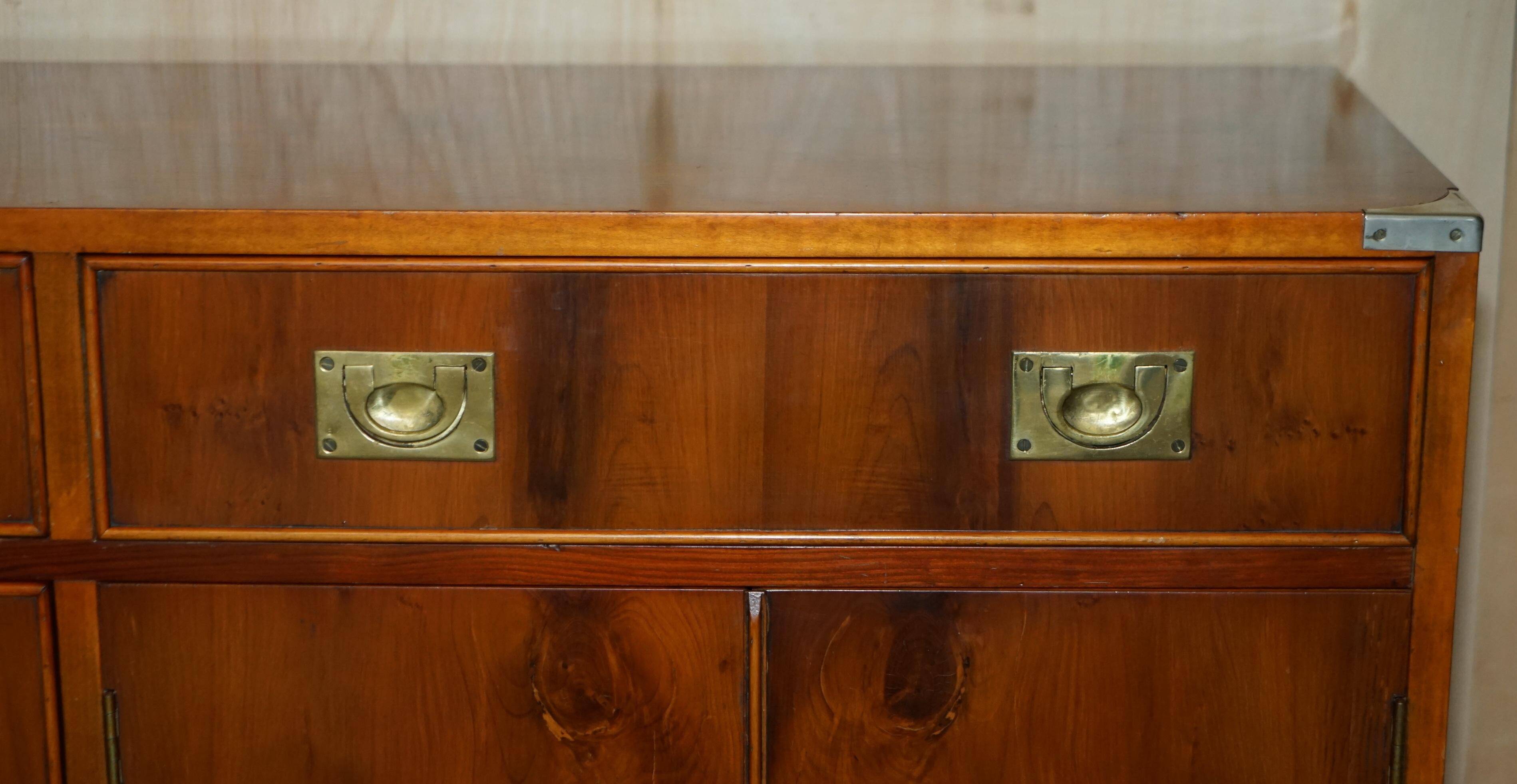 Buffet militaire vintage en bois d'if moucheté - Cabinet bar