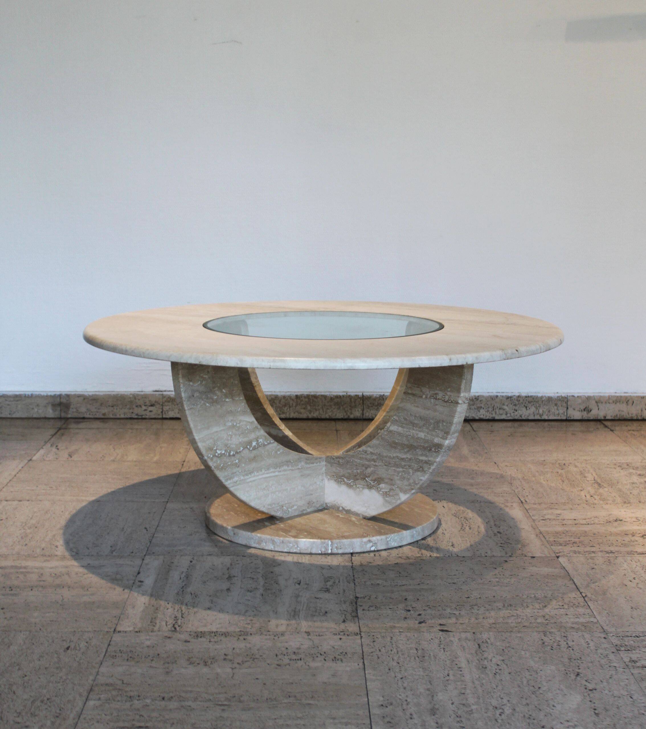Table basse ronde travertin et vitre, Italie, 1970.