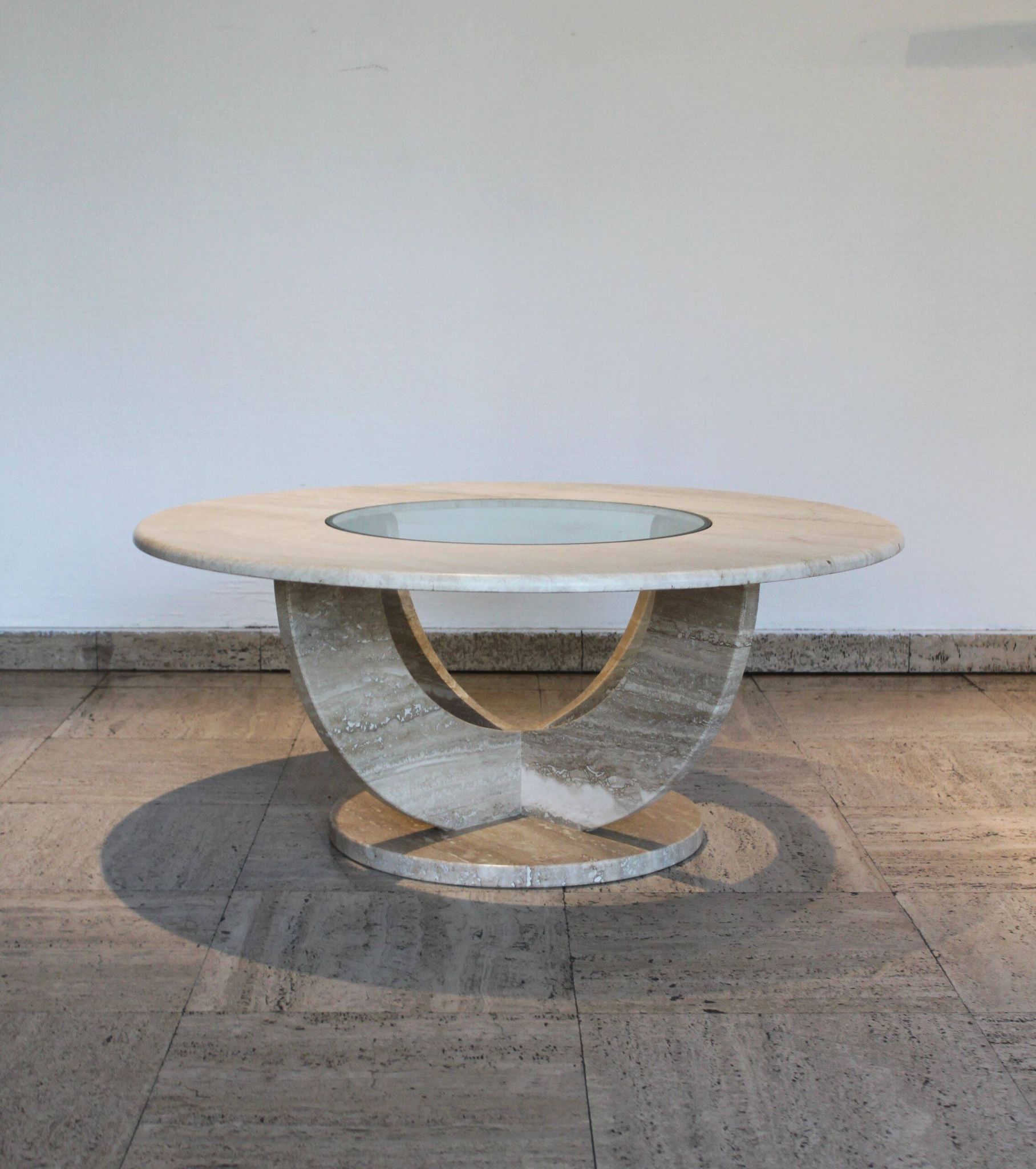 Table basse ronde travertin et vitre, Italie, 1970.