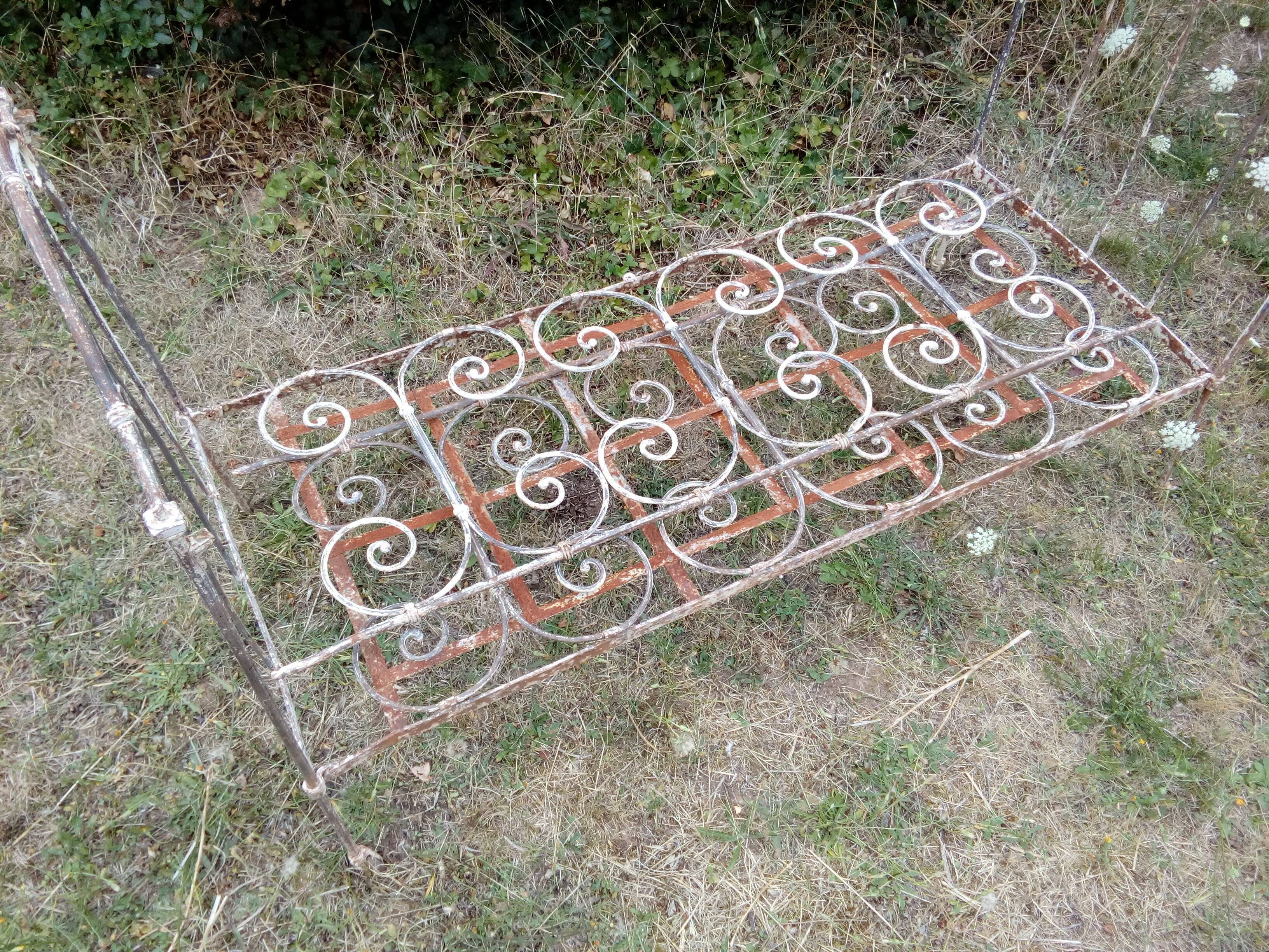 Cage iron crib