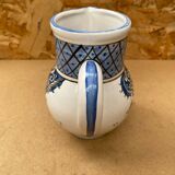 Ancien pichet en céramique blanche et bleue