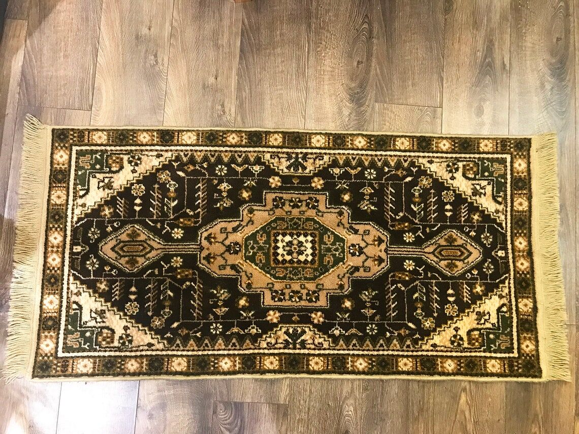 Vintage Turkish Carpet with Medallion Design 134 X 66 cm