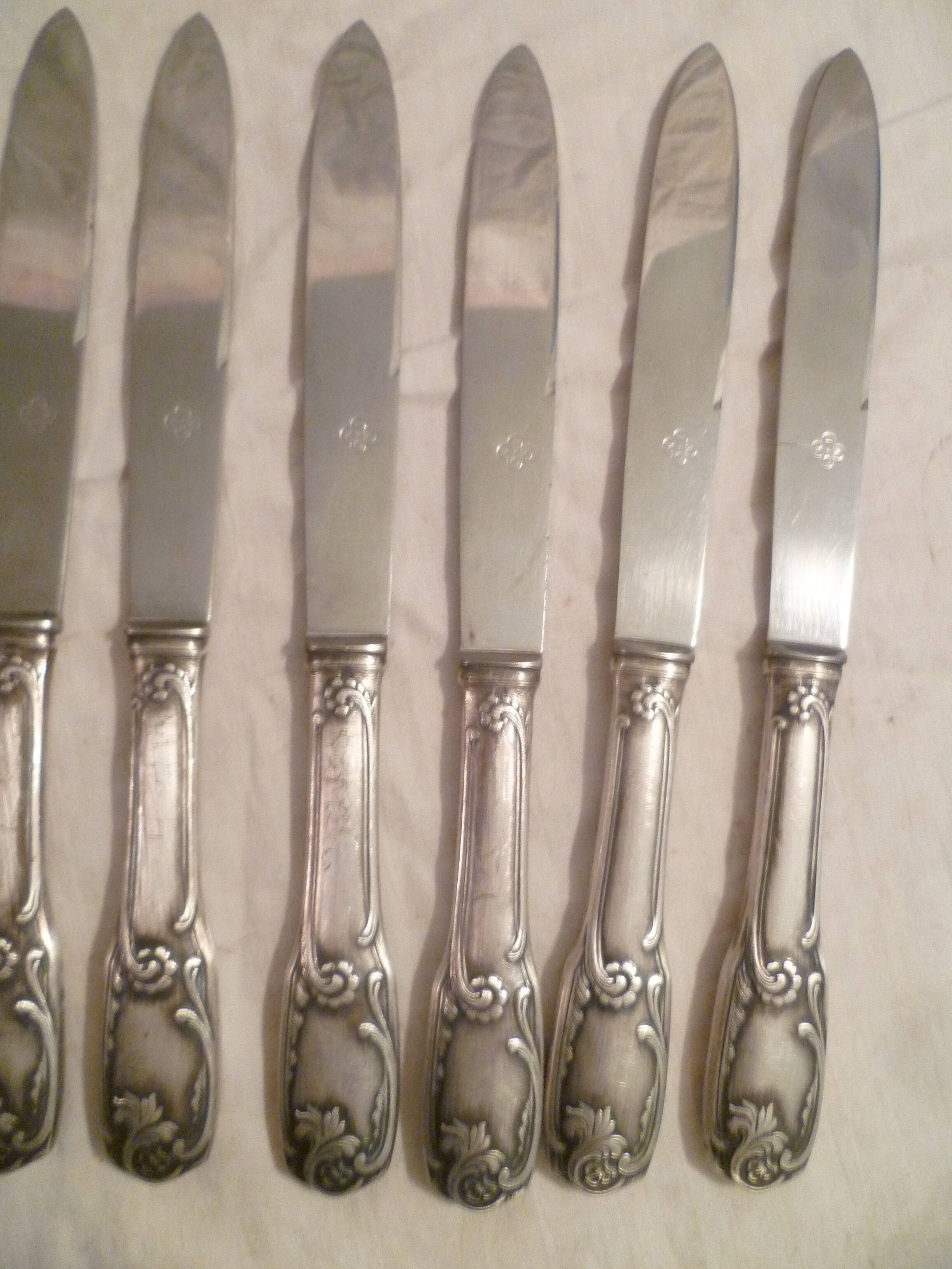 12 couteaux de table en metal argente modele "feuillages" lames inox