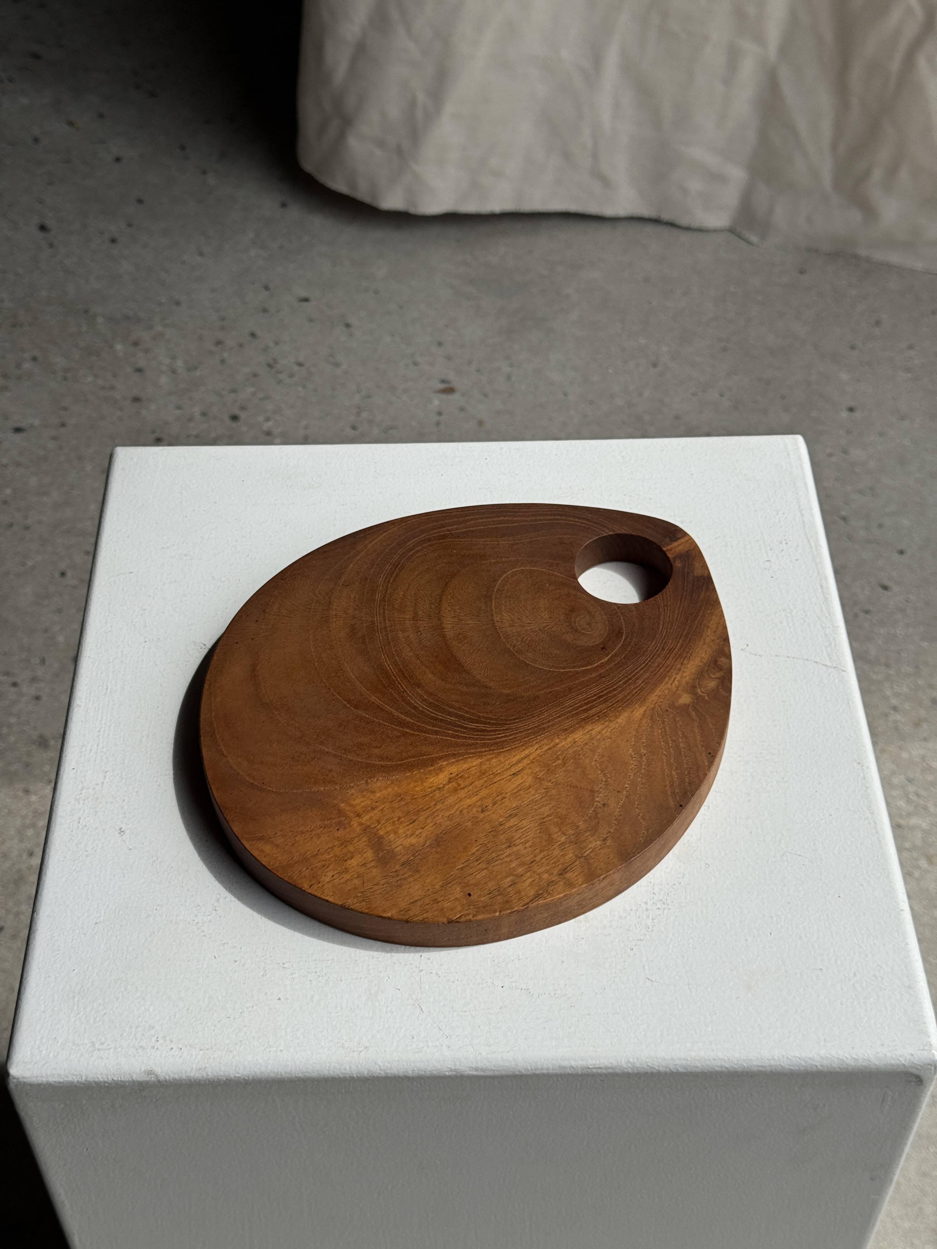 Small circular teak monoxyle cutting board with handle 22 x 13.