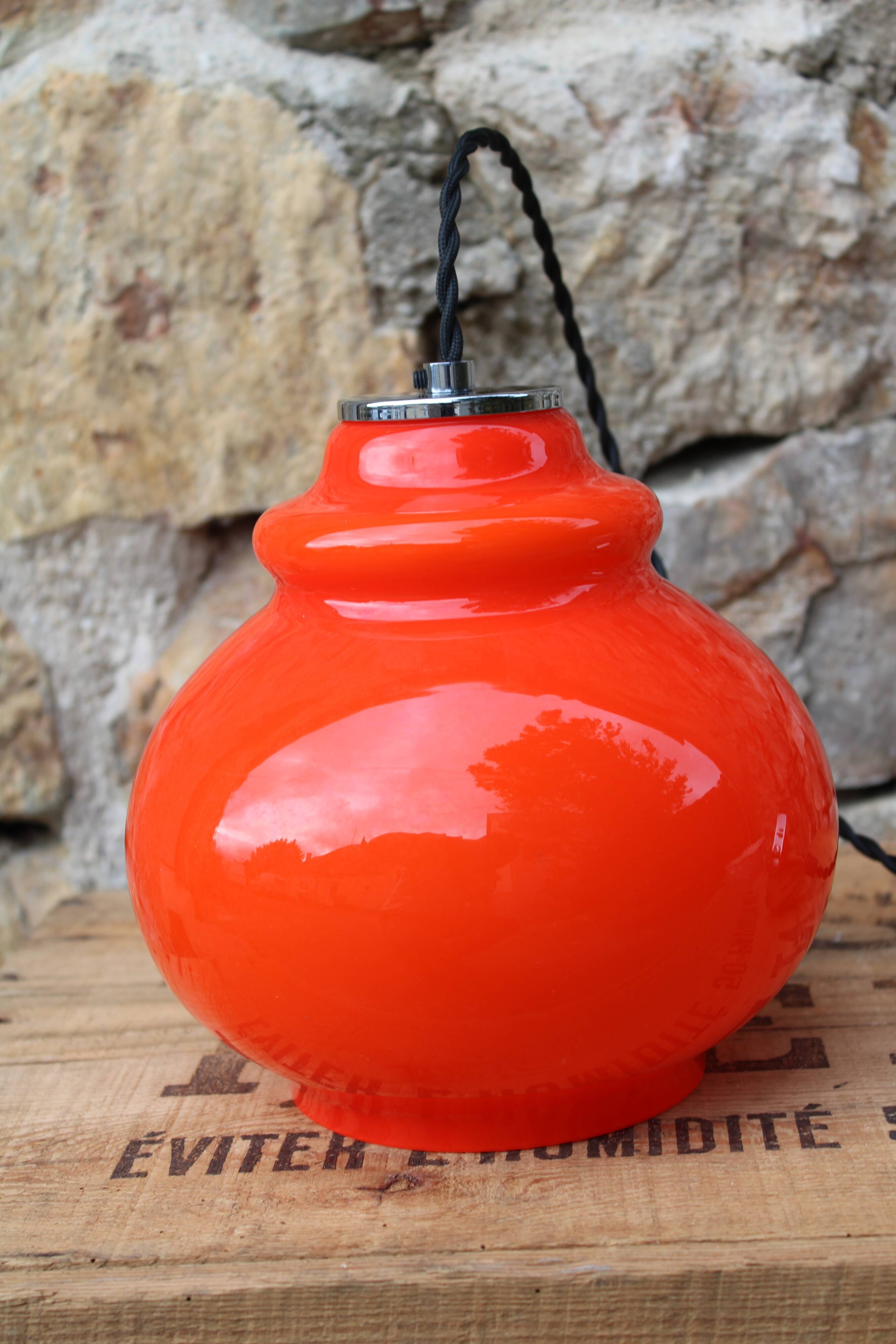 Hanging in orange opaline