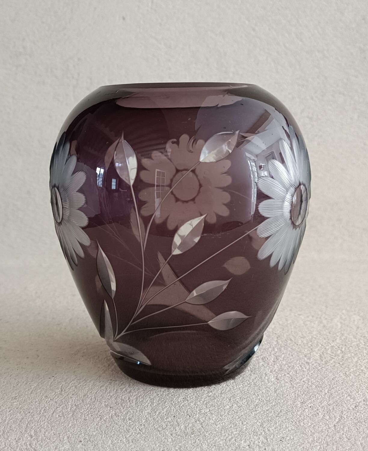 Vase olive en verre taillé