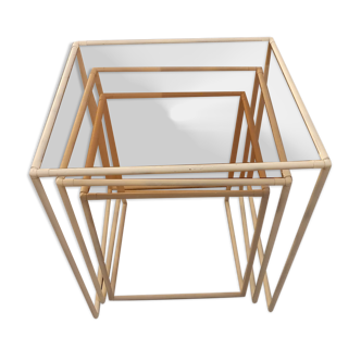 Pull-out coffee tables