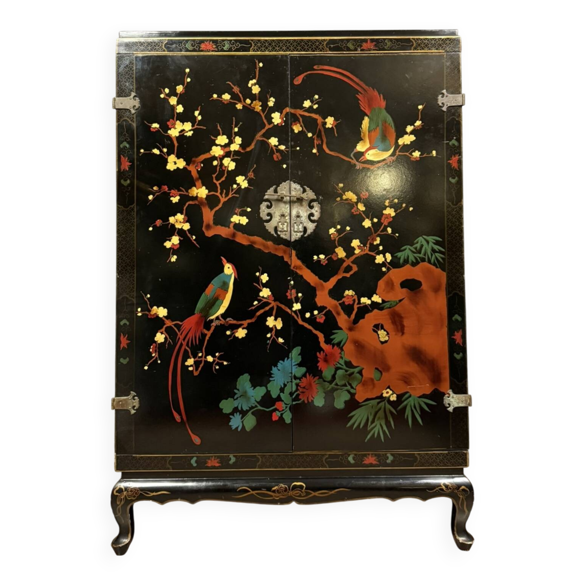 Armoire chinoise en laque noire et décor polychrome