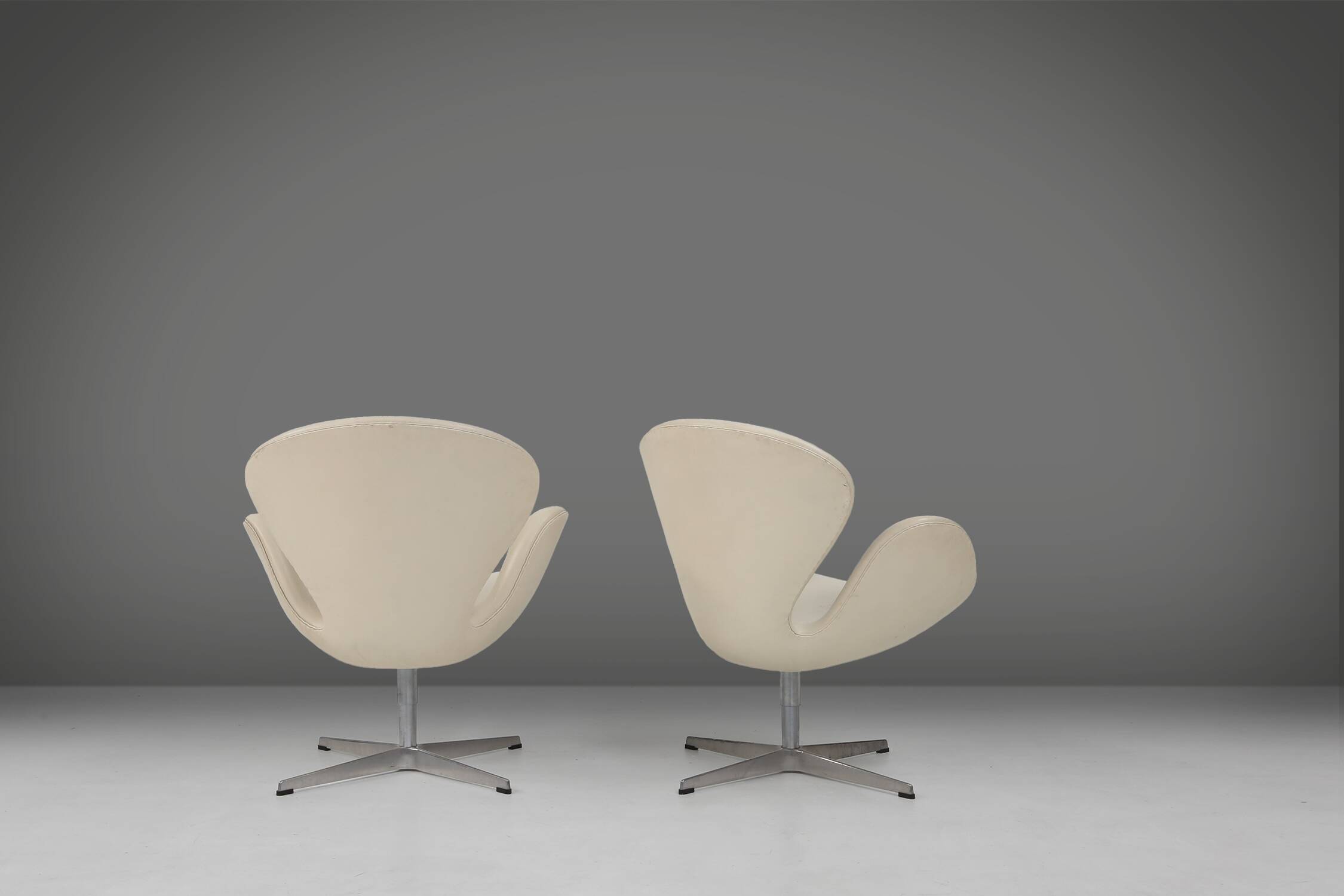 Set of two leather Swan chairs by Arne Jacobsen for Fritz Hansen