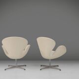 Set of two leather Swan chairs by Arne Jacobsen for Fritz Hansen
