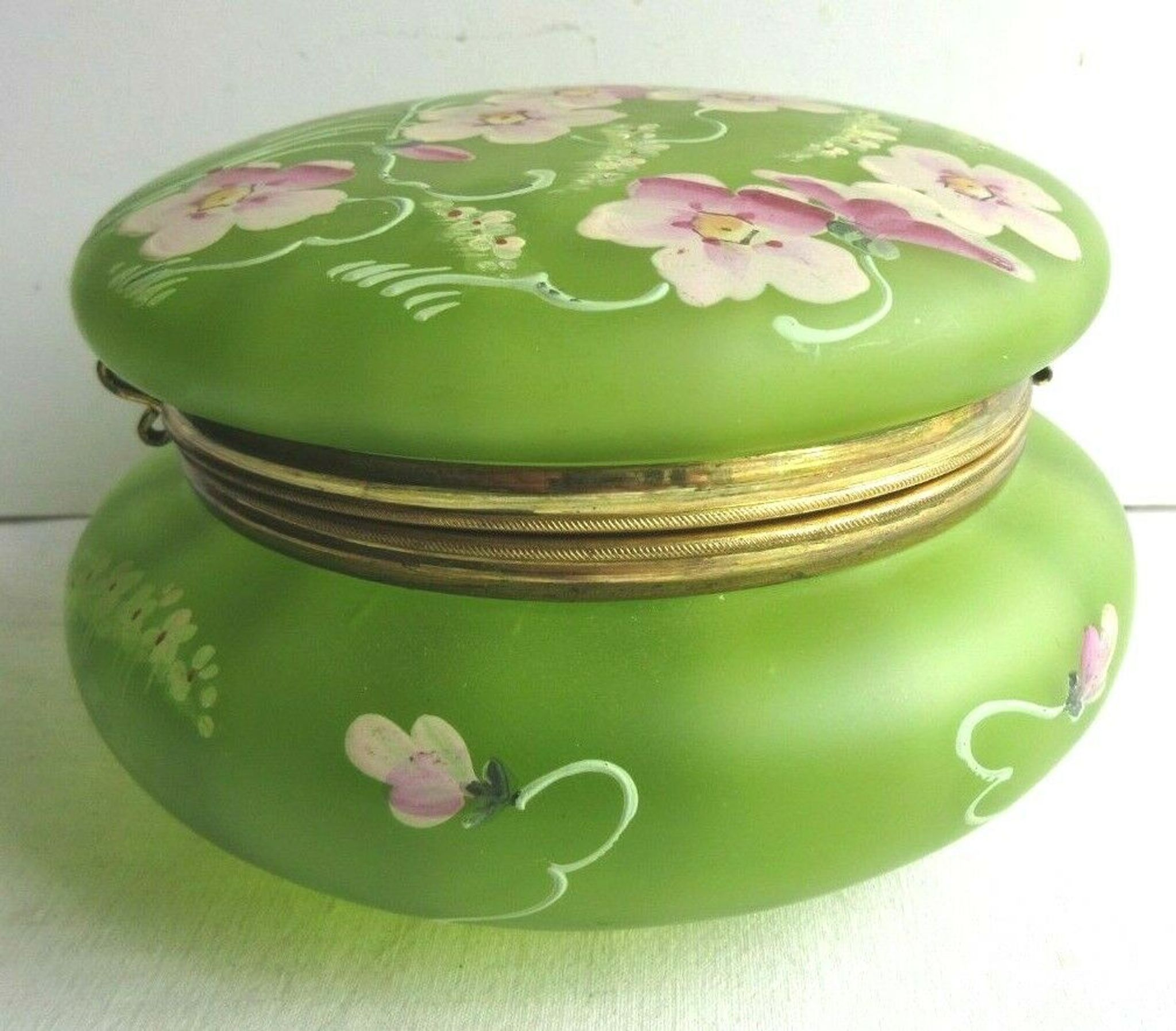 Candy box or jewelry box, Enamelled Art Nouveau glass Legras: Pink flowers