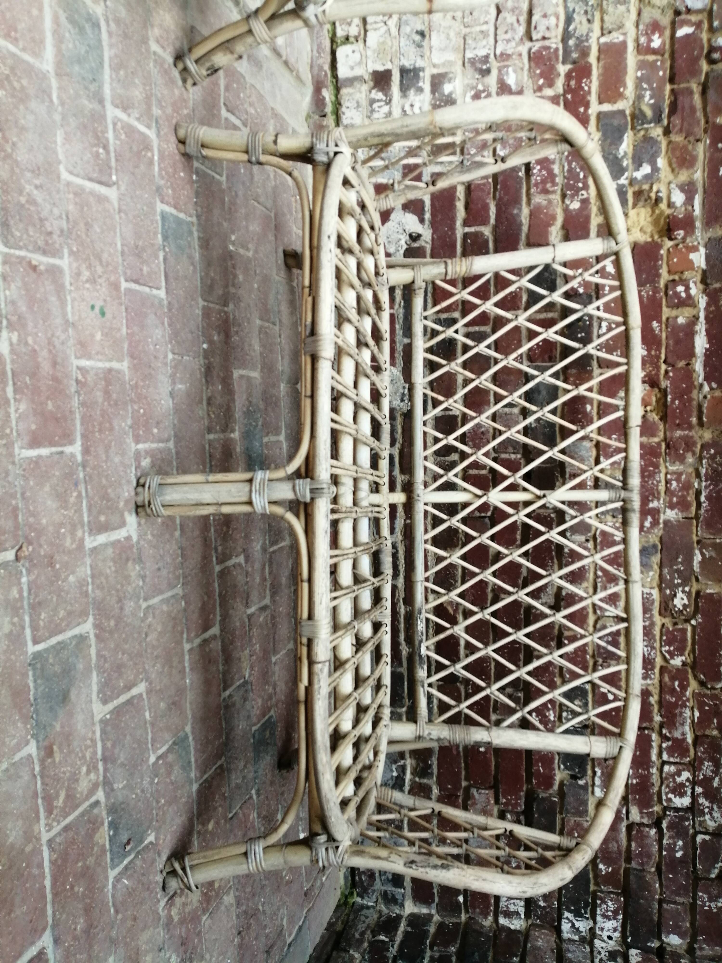 Set living room armchairs sofa, table and seamstress in vintage rattan