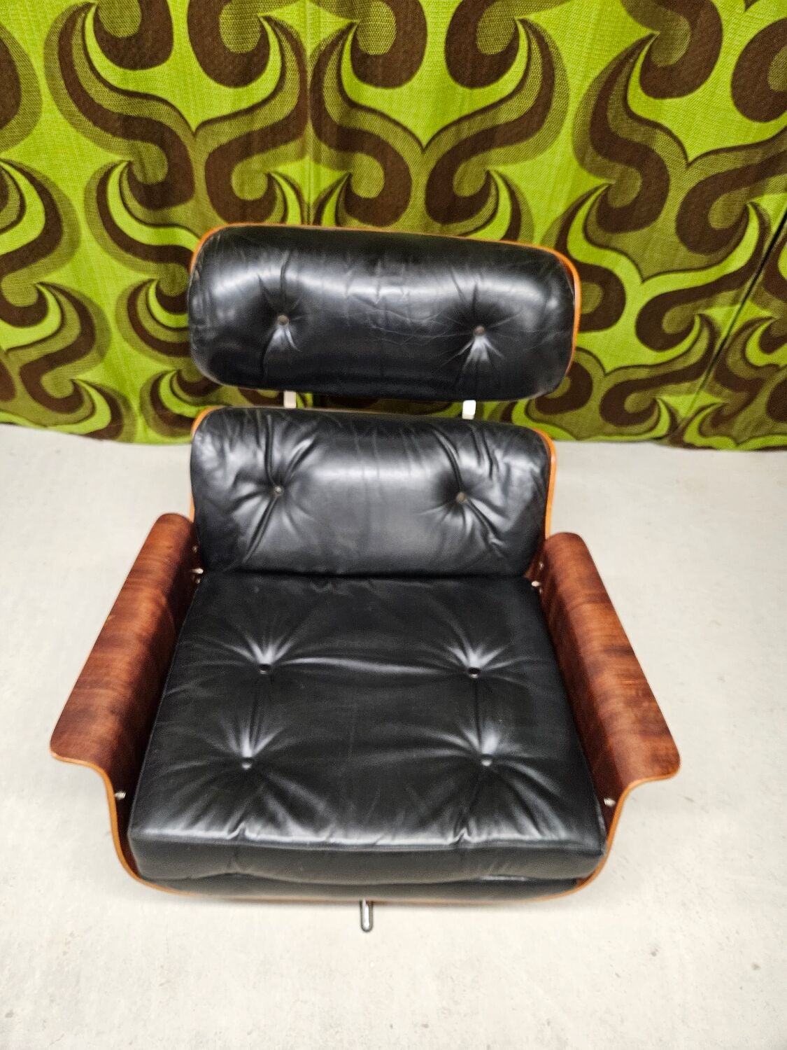 Fauteuil lounge cuir noir 1970 vintage