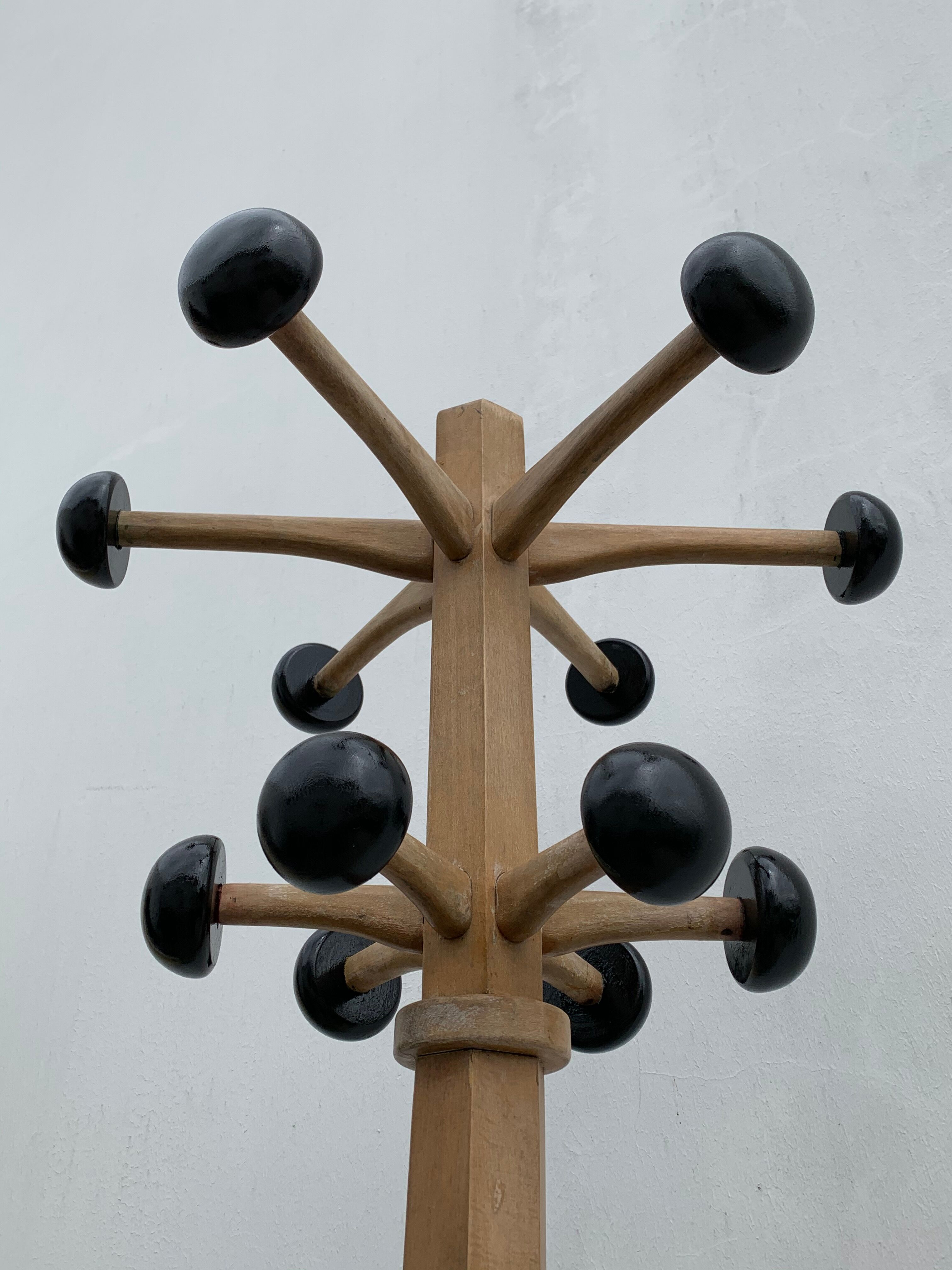 Portemanteau parrot wood tripod 12 black balls Stella 1960