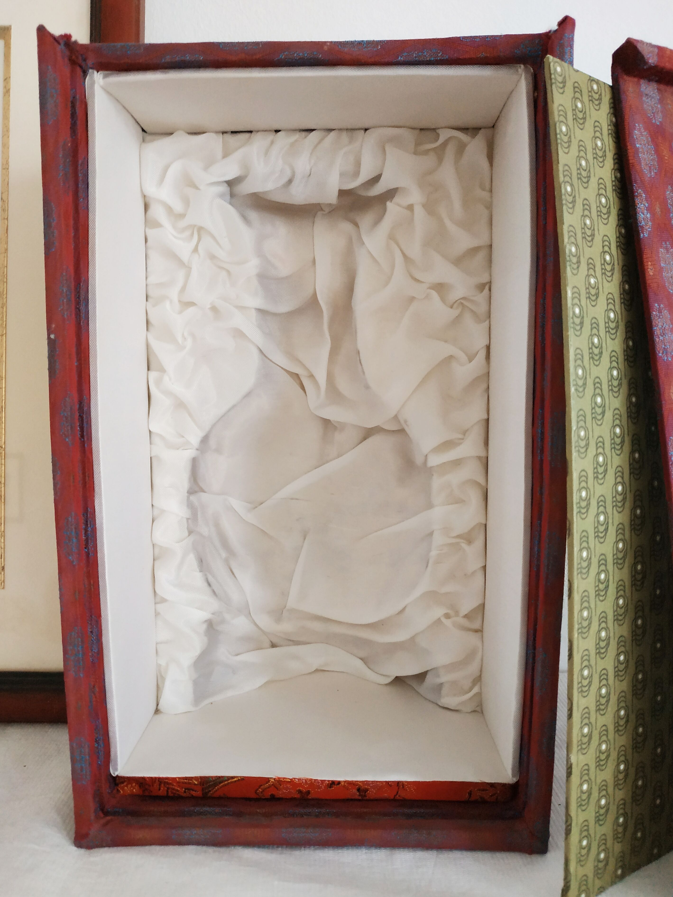 Chinese vase with its original box