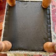 Paire fauteuils crapauds beige tissu bouclette et son repose pieds