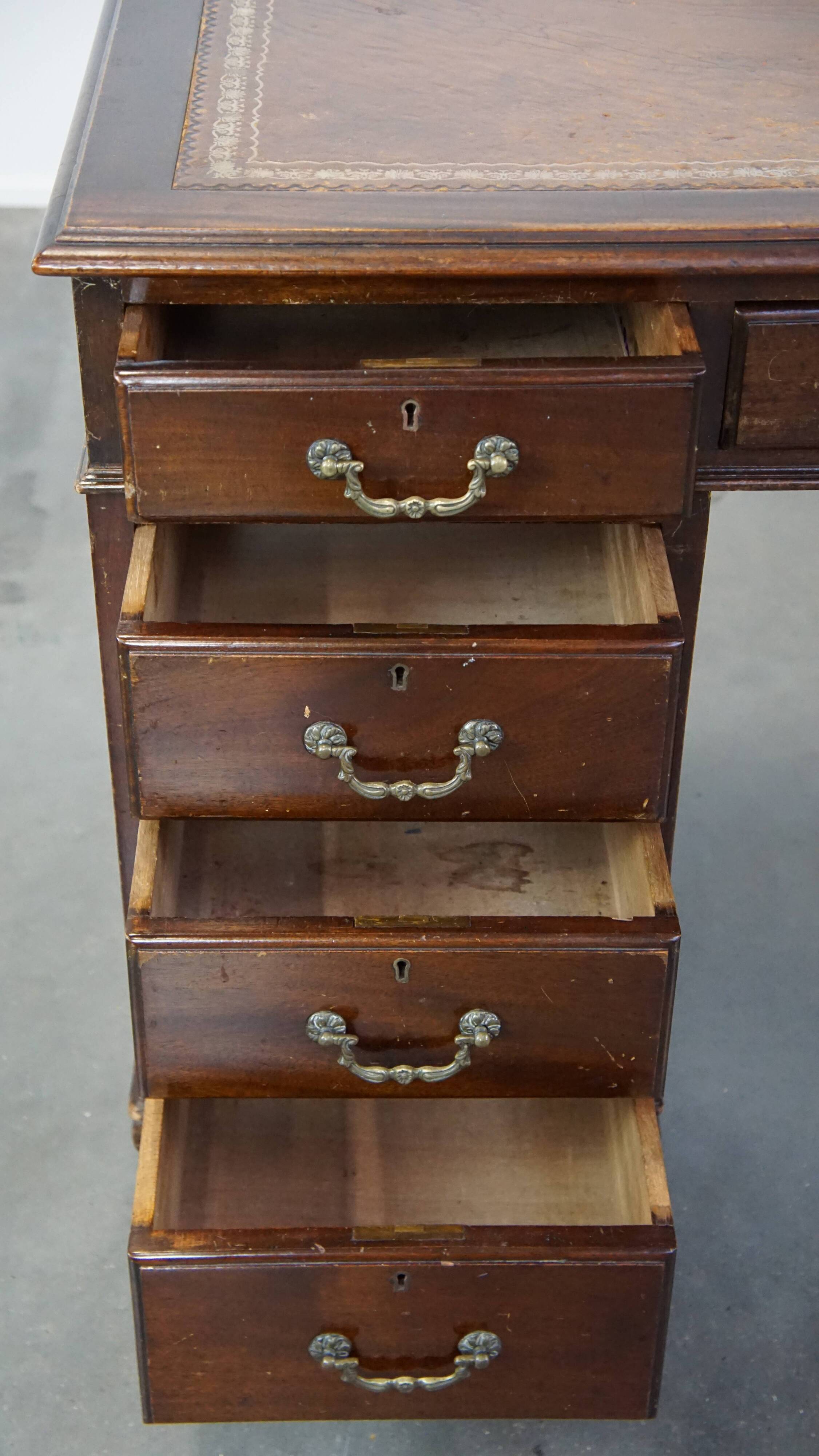 Bureau anglais 9 tiroirs en bois et cuir