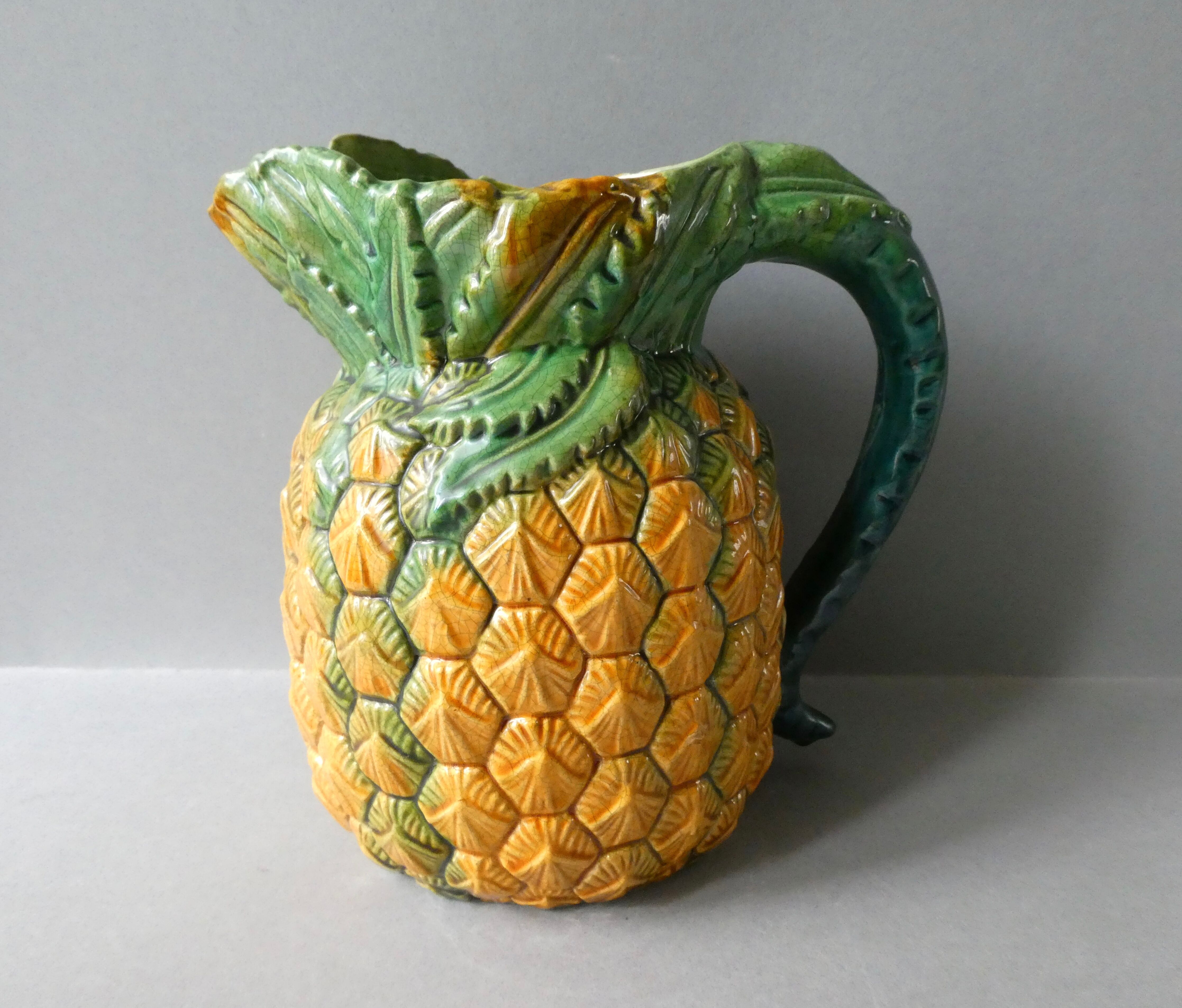 Pineapple pitcher in dabbling