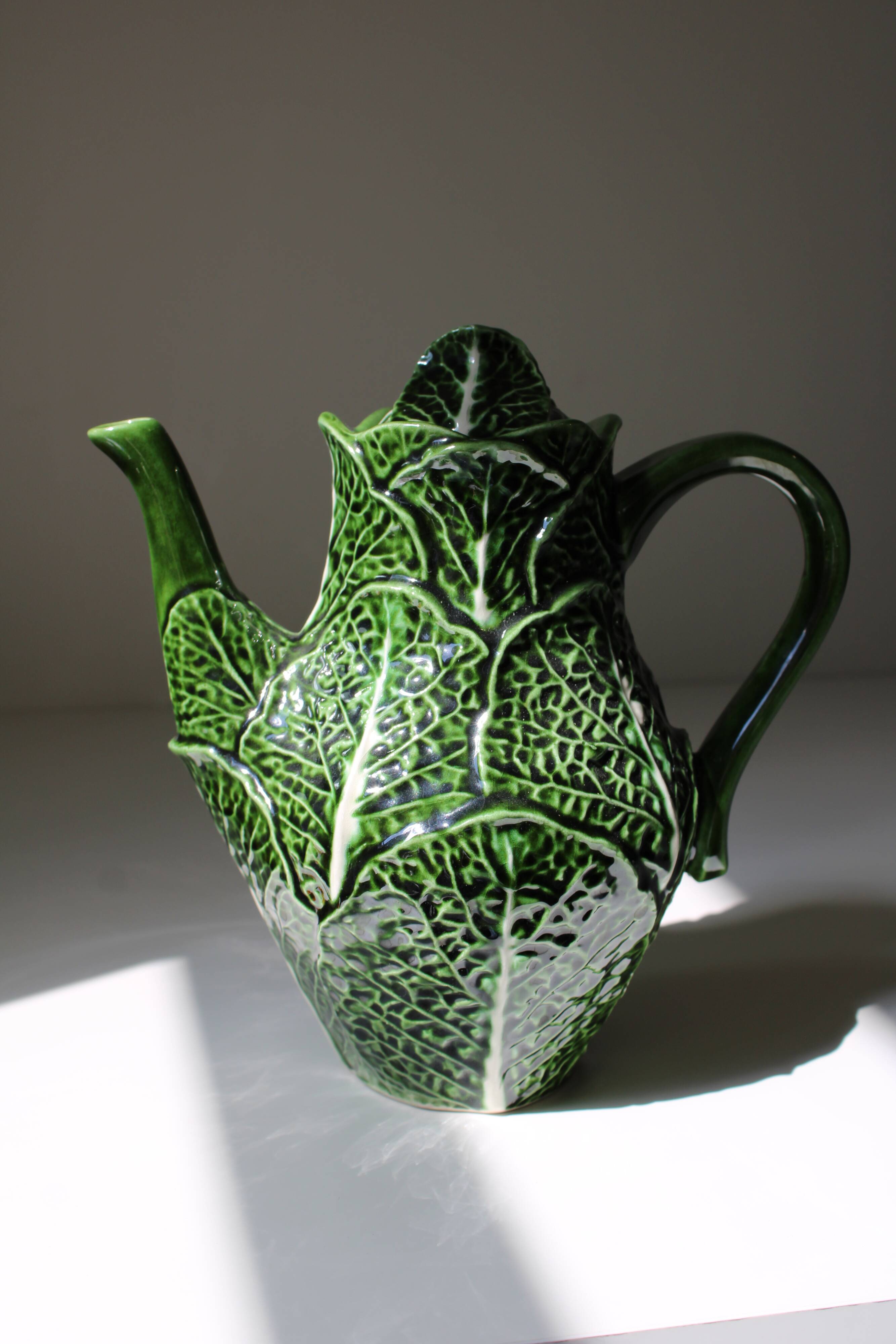 Service of cabbage cups barbotine Caldas da Rainha, Portugal