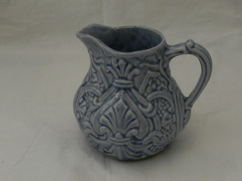 Petit pot à lait bleu en barbotine.