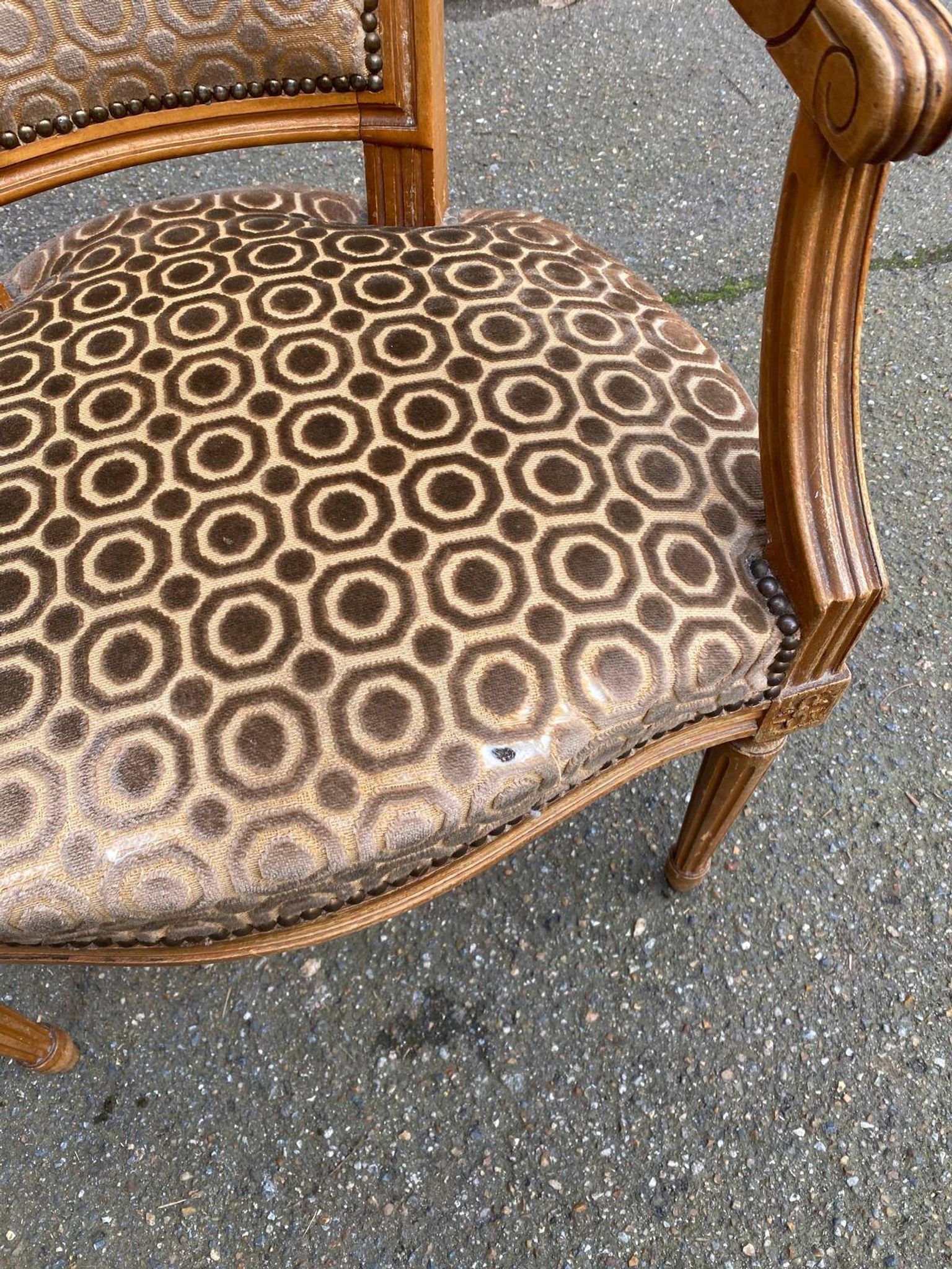 Fauteuil en bois massif et velours style Louis XVI