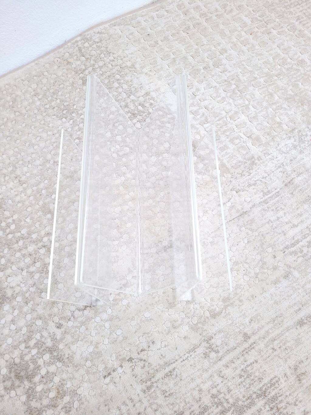 M-shaped plexiglass magazine rack