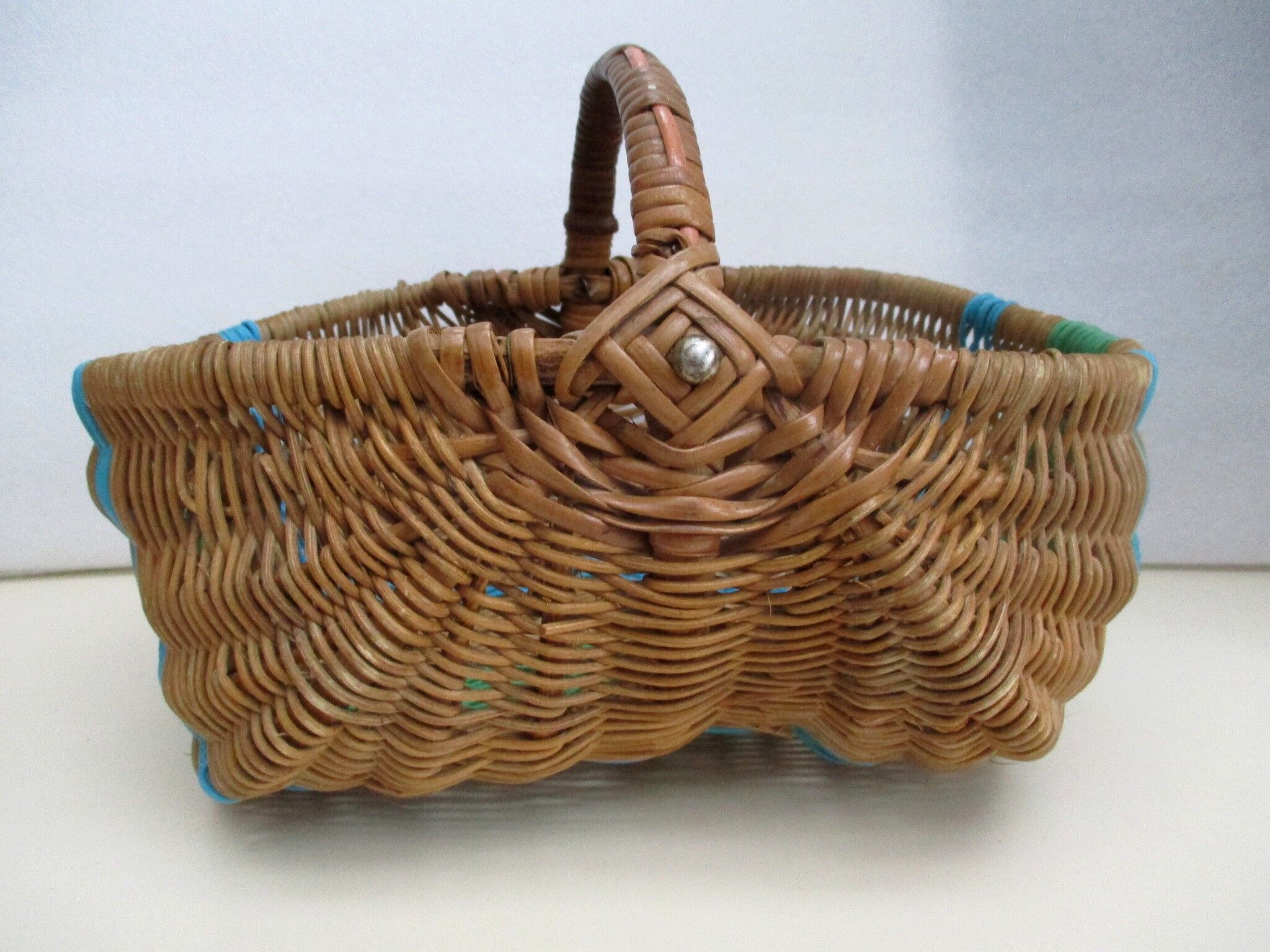 Rattan and scoubidou basket 60s