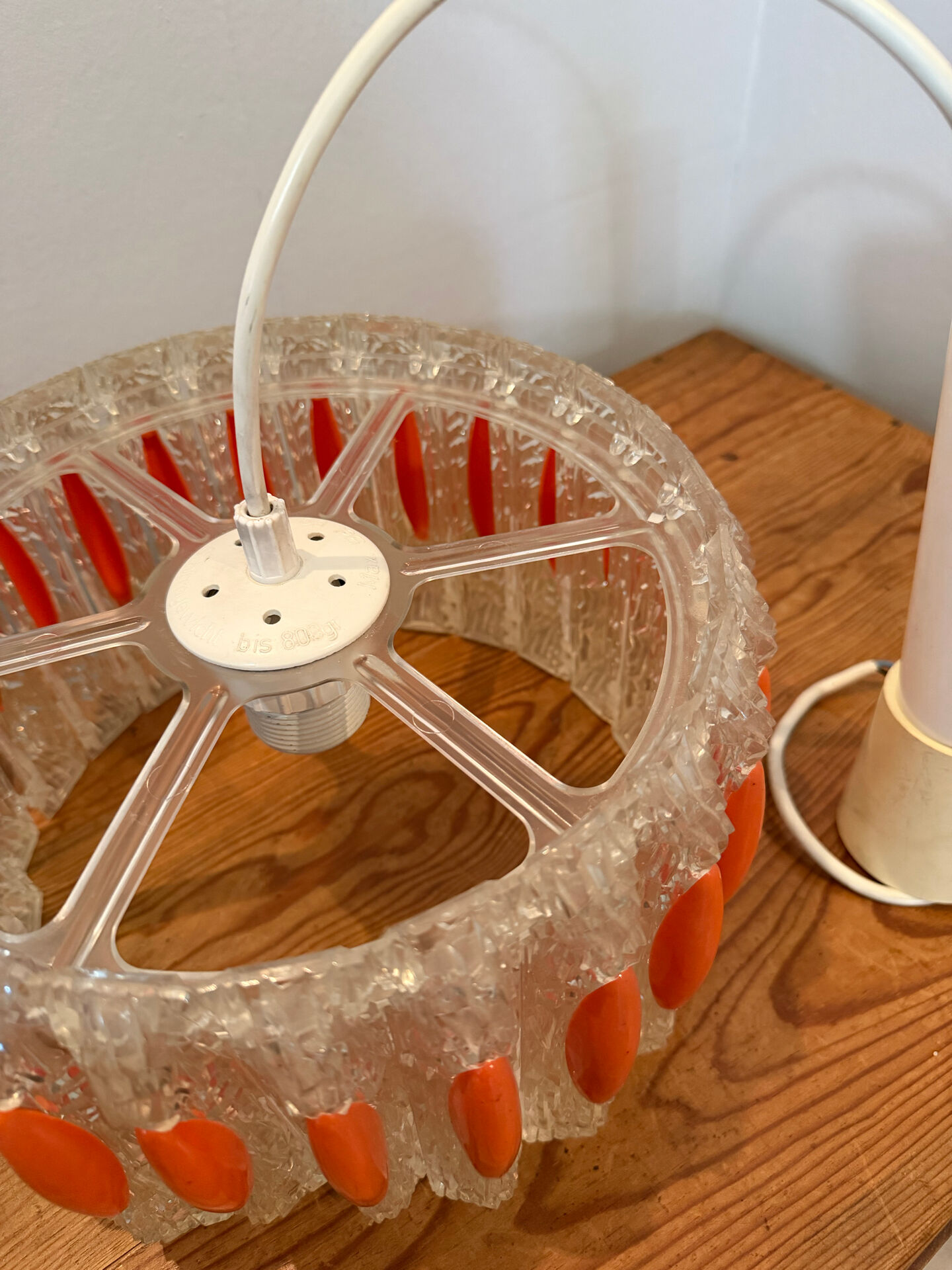 Suspension design Space age in transparent plastic and vintage orange.