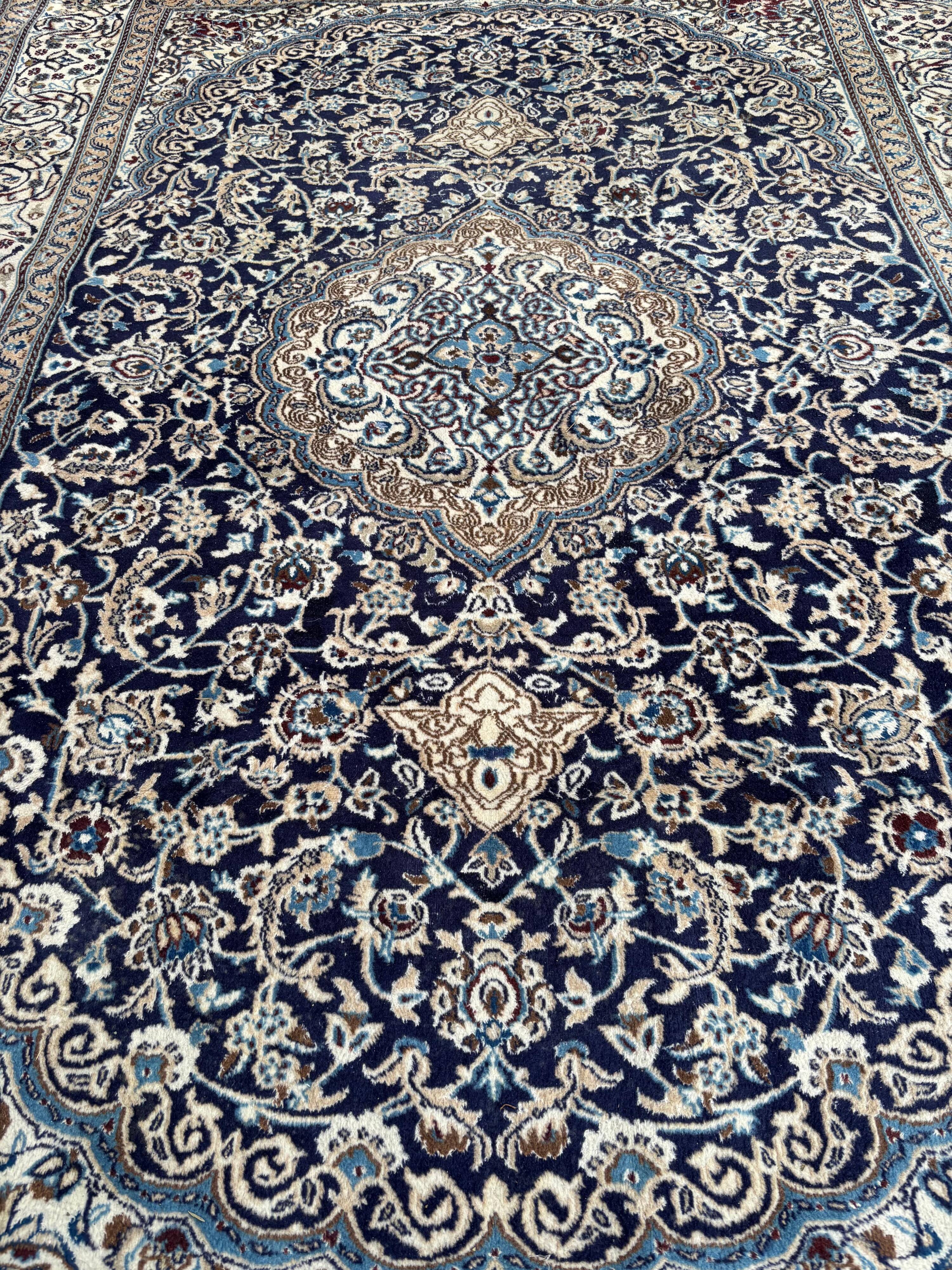 Grand tapis Nain bleu tufté main