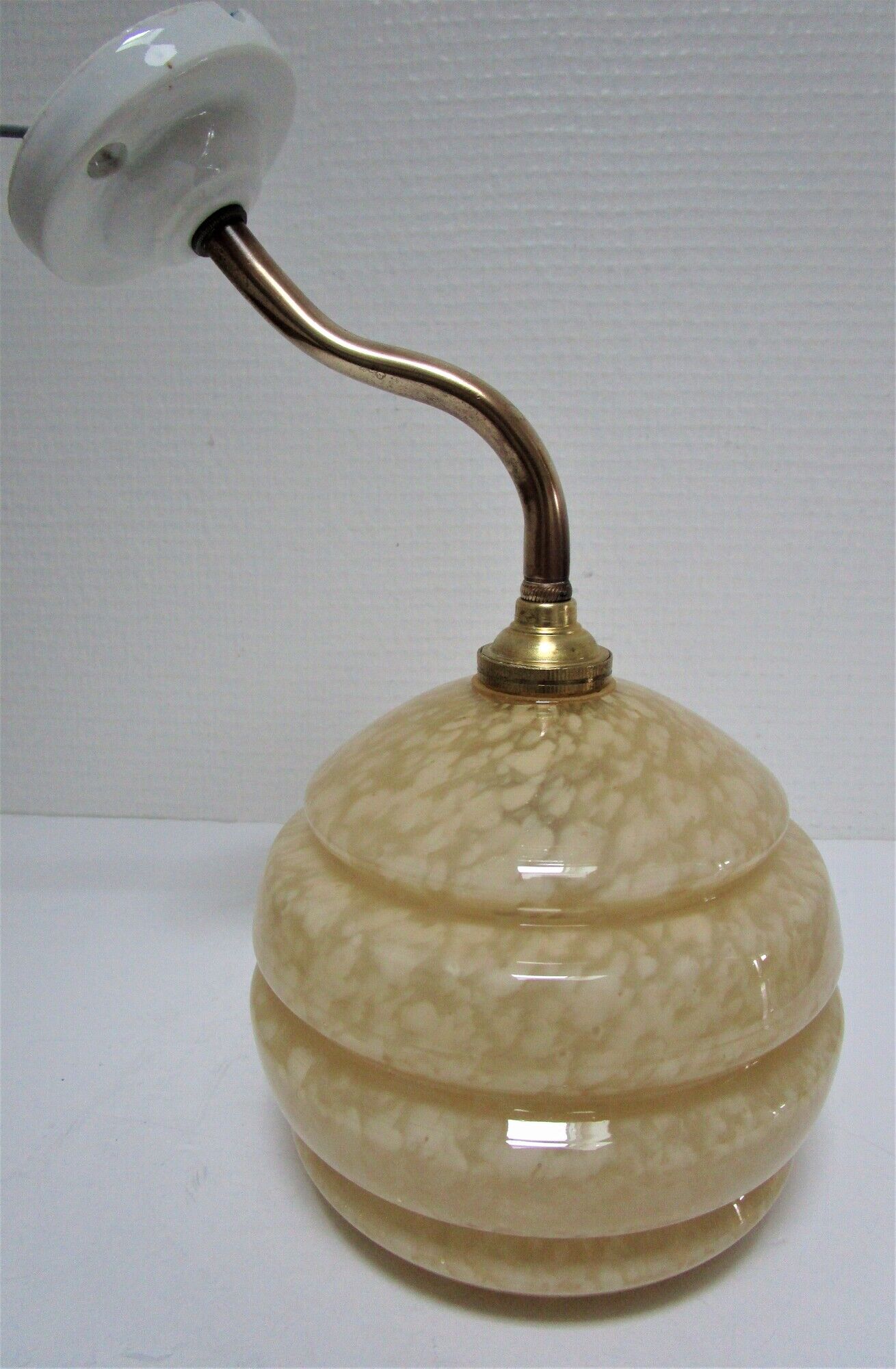 Applique porcelaine laiton et verre de Clichy jaune vanille