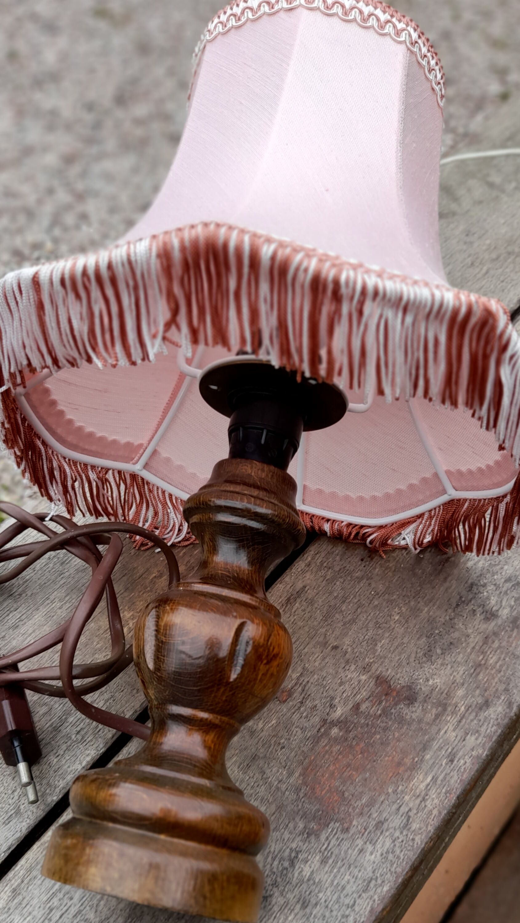 Lampe de chevet à poser pied bois foncé abat jour rose à galon et franges, ancien