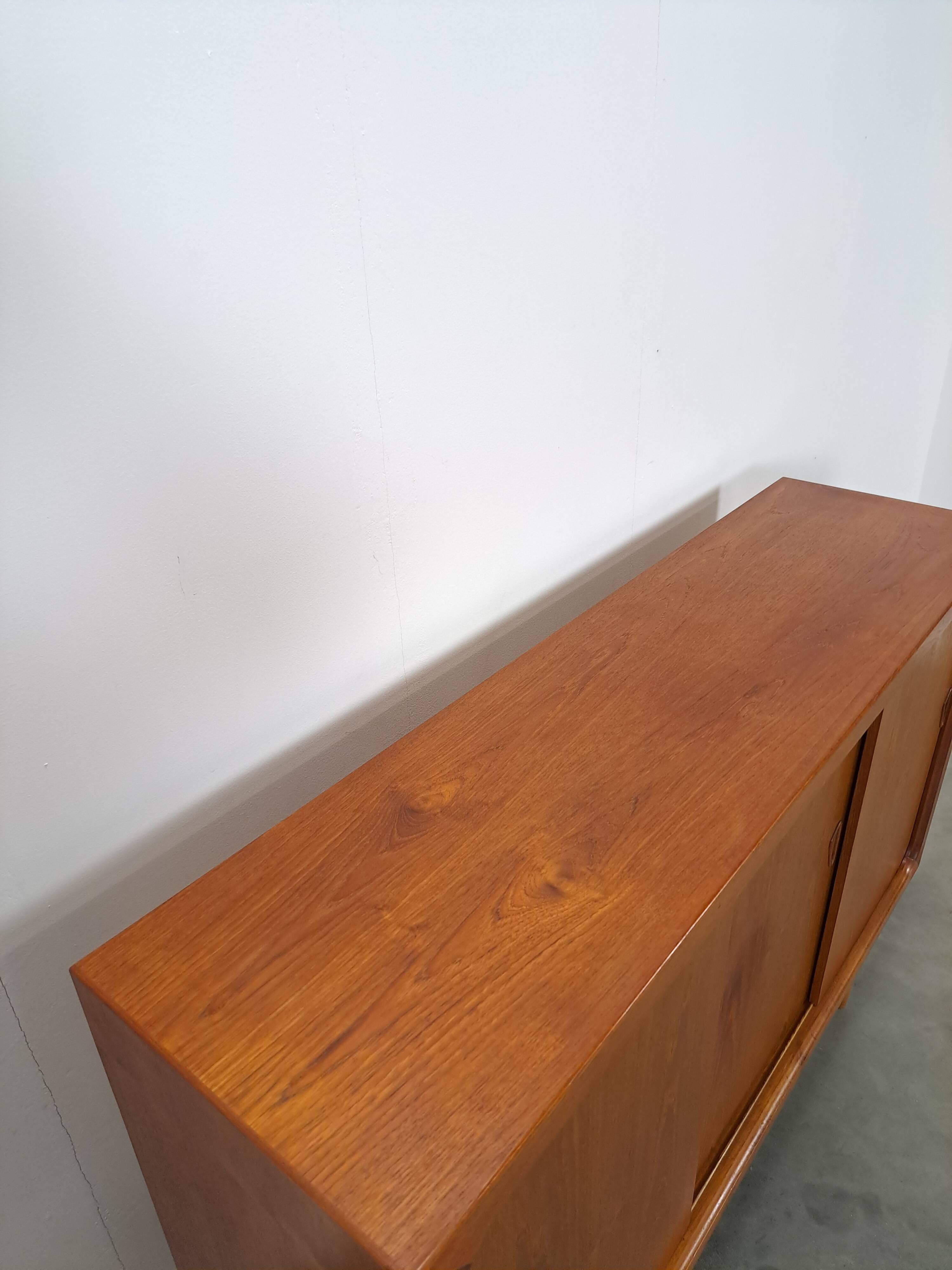 Mid Century Deens teak hoog dressoir