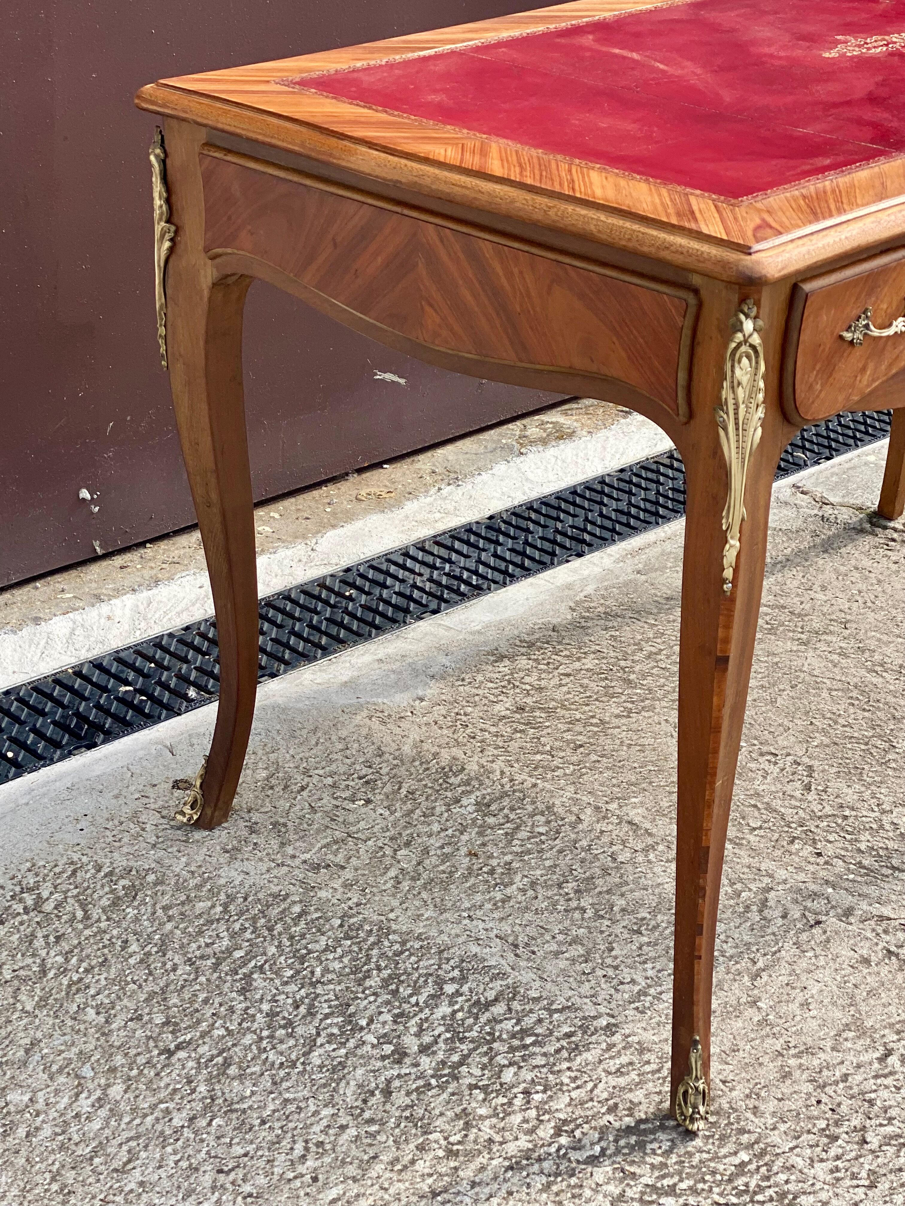 Bureau en marqueterie  bois de rose style Louis XV
