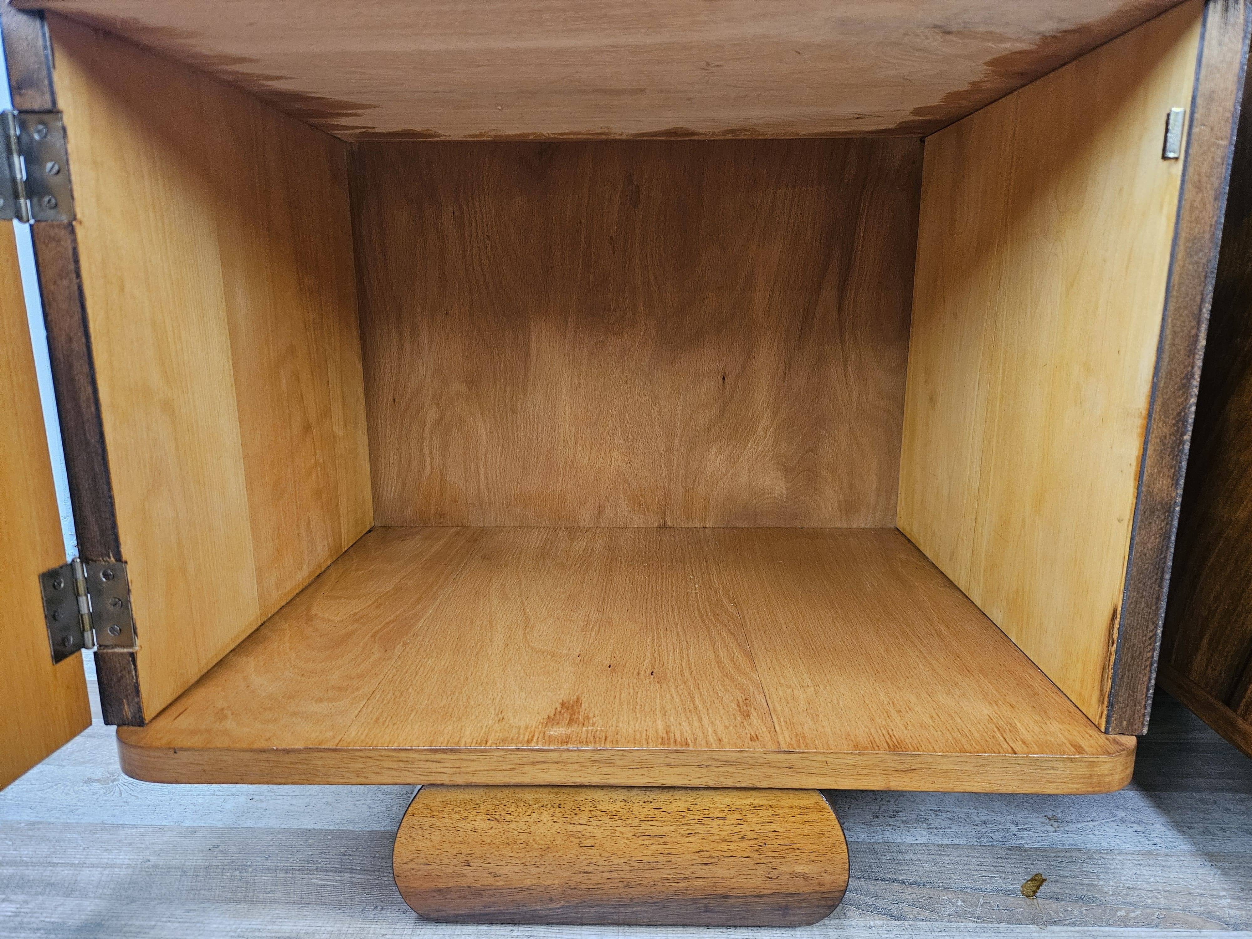 Art Decò bedside tables in walnut and brass, 1940