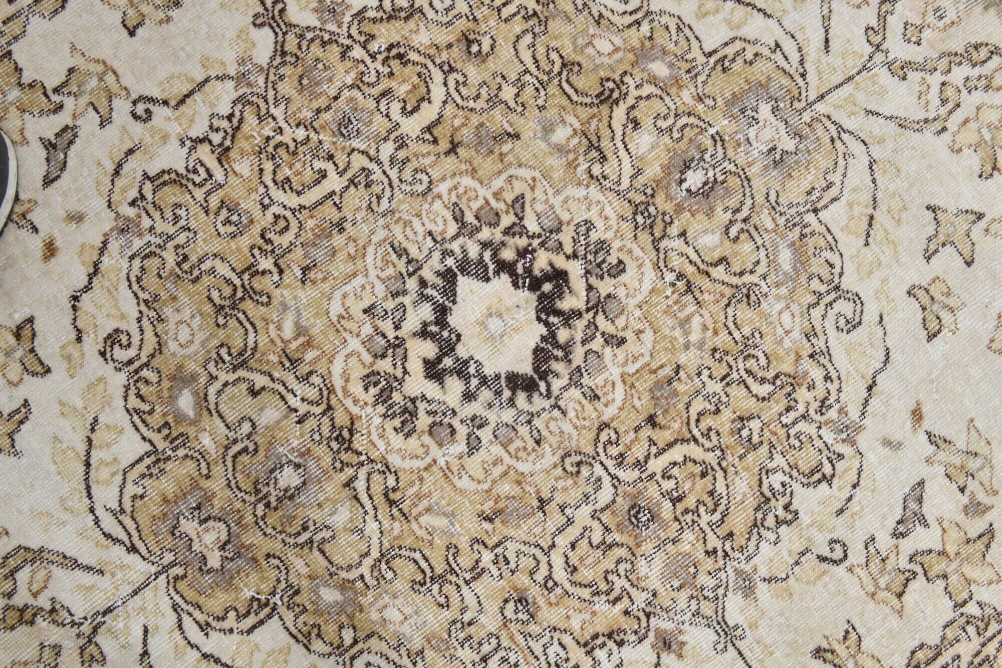 Vintage Turkish rug in beige and brown with floral medallion, 192 × 294 cm