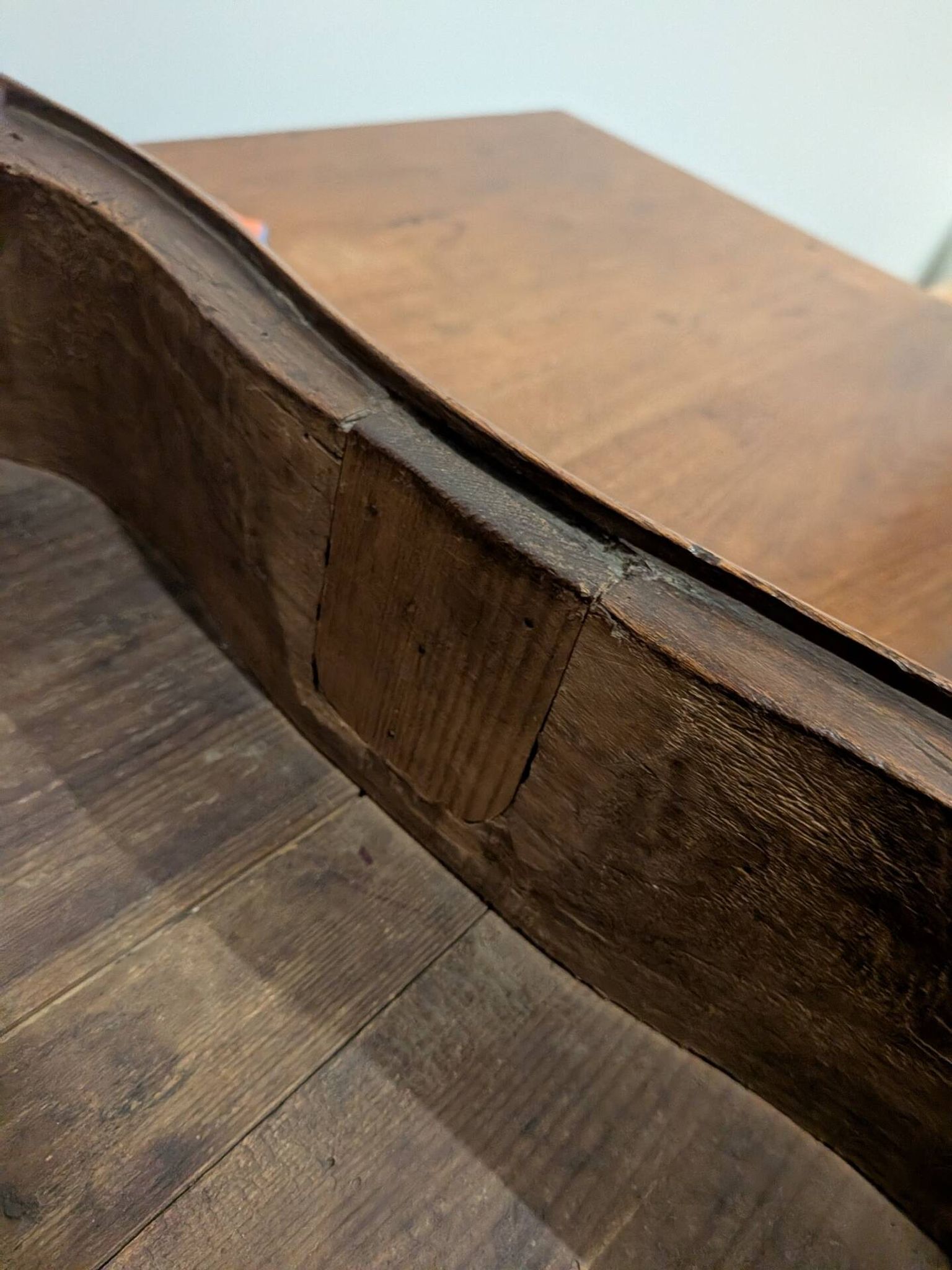 Bureau scriban en tombeau à vitrine, orme massif, XVIIIe