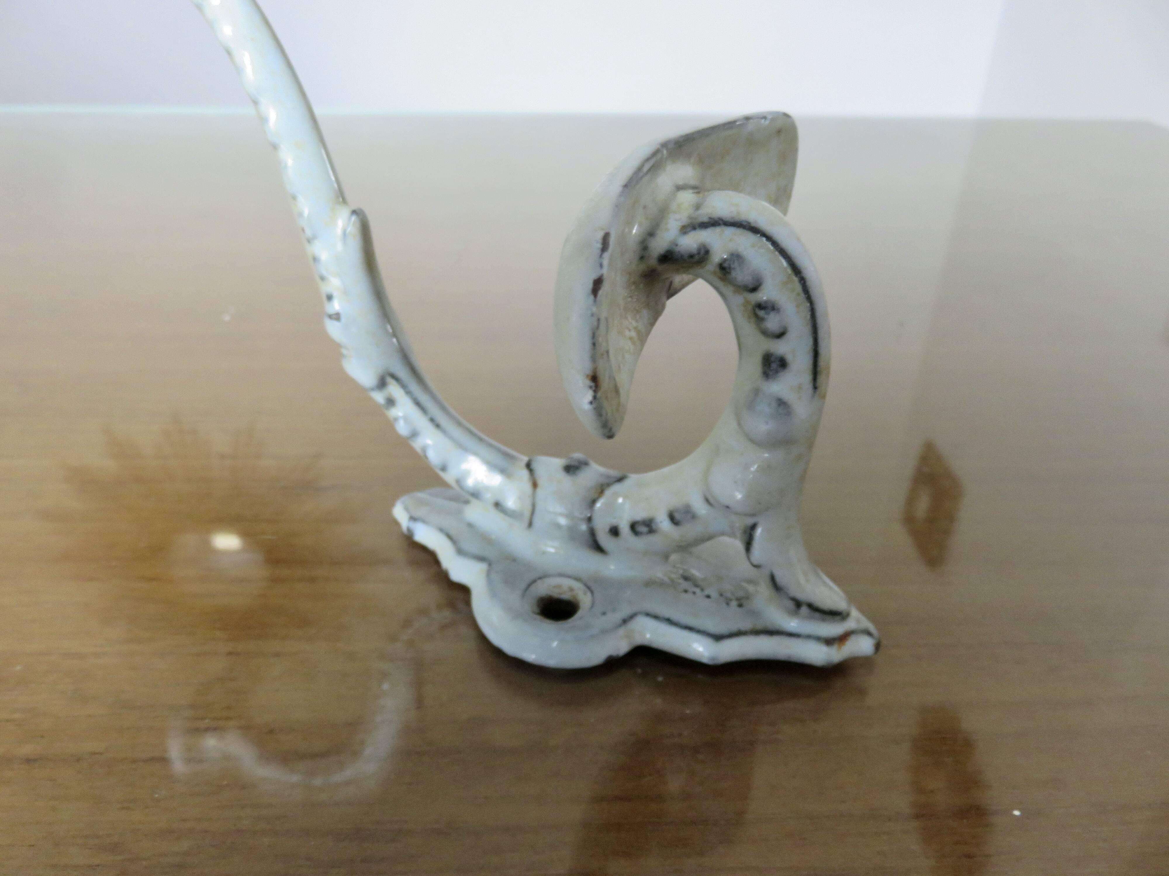 Paire de patères en fonte émaillée, 19ème