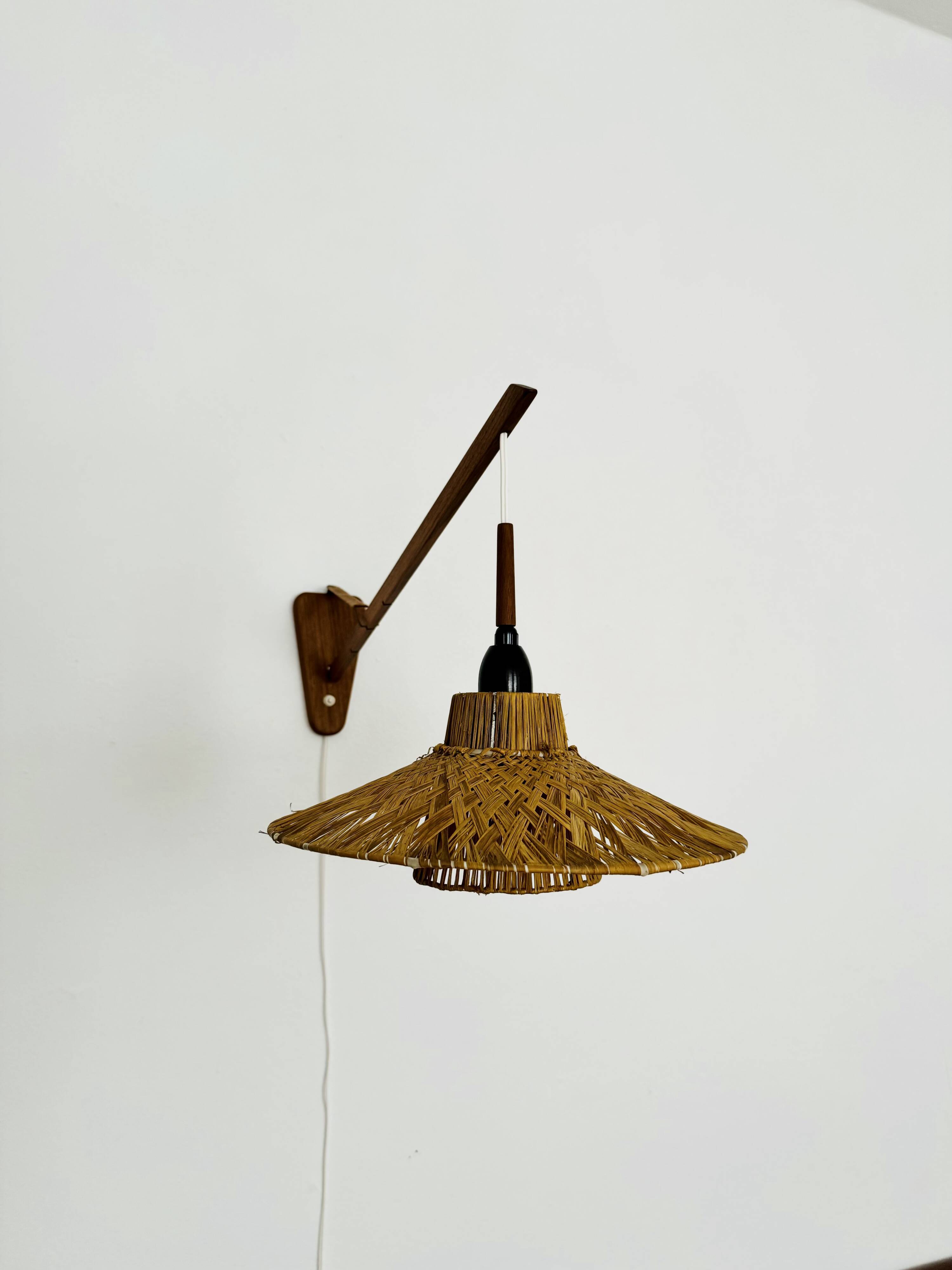 Lampe murale en teck et raffia ajustable