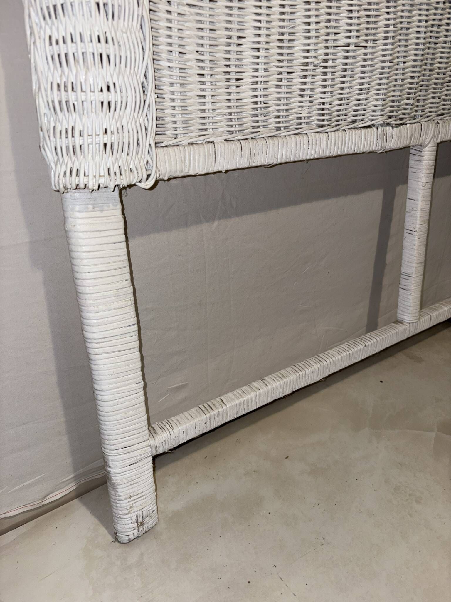 Ensemble chambre rotin blanc : commode, miroir, lit, panier