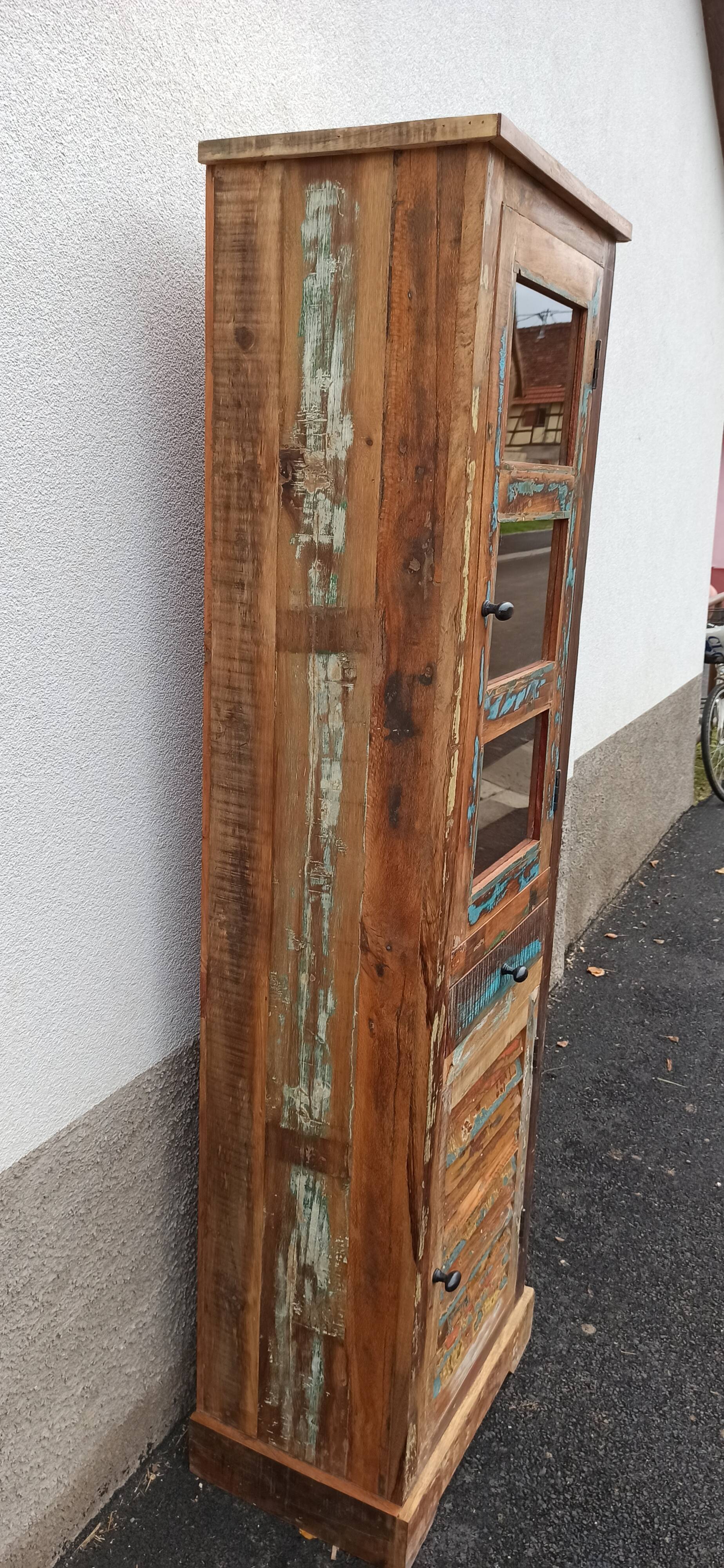Bibliothèque en bois coloré avec vitres