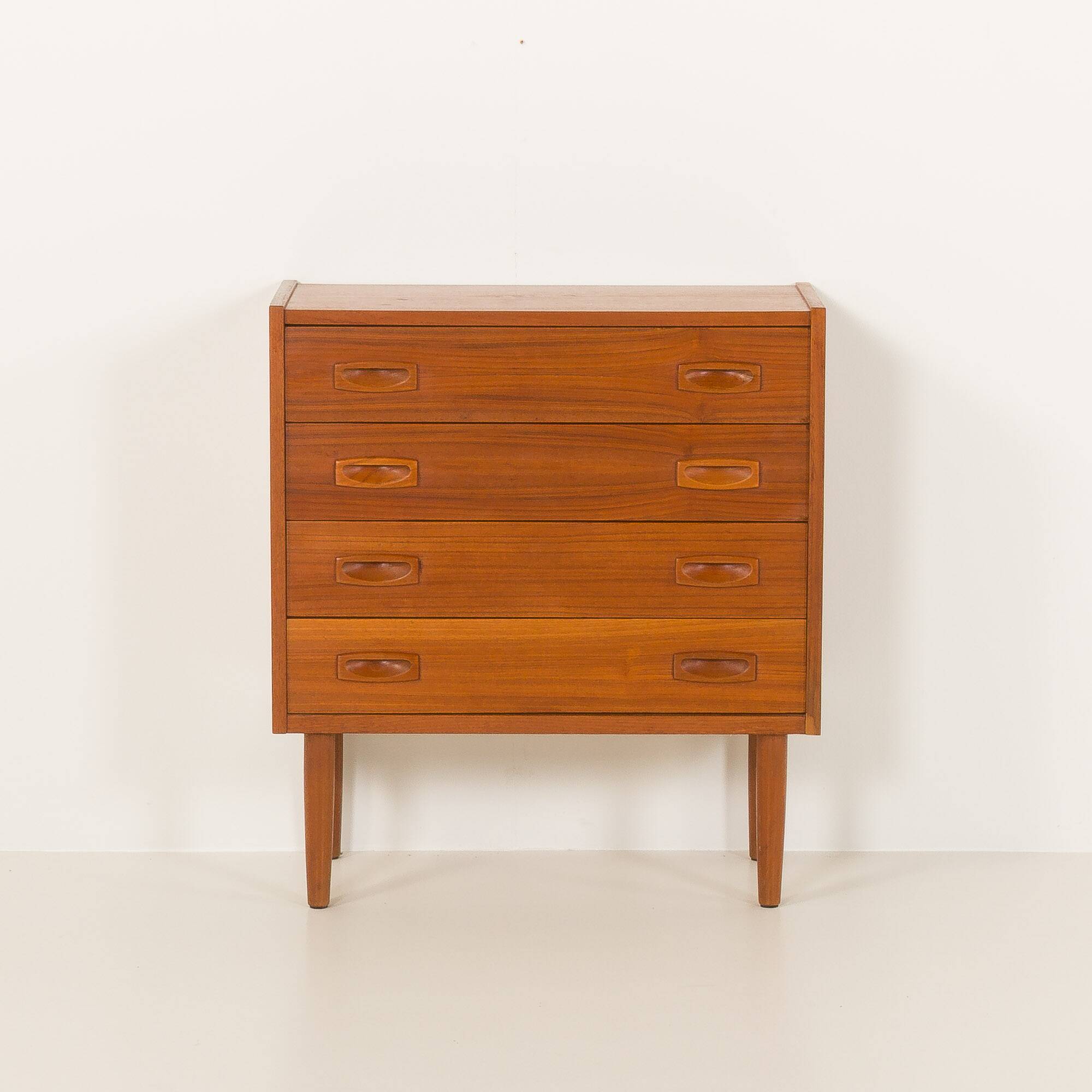Petite commode en teck à 4 tiroirs, Danemark, années 1960