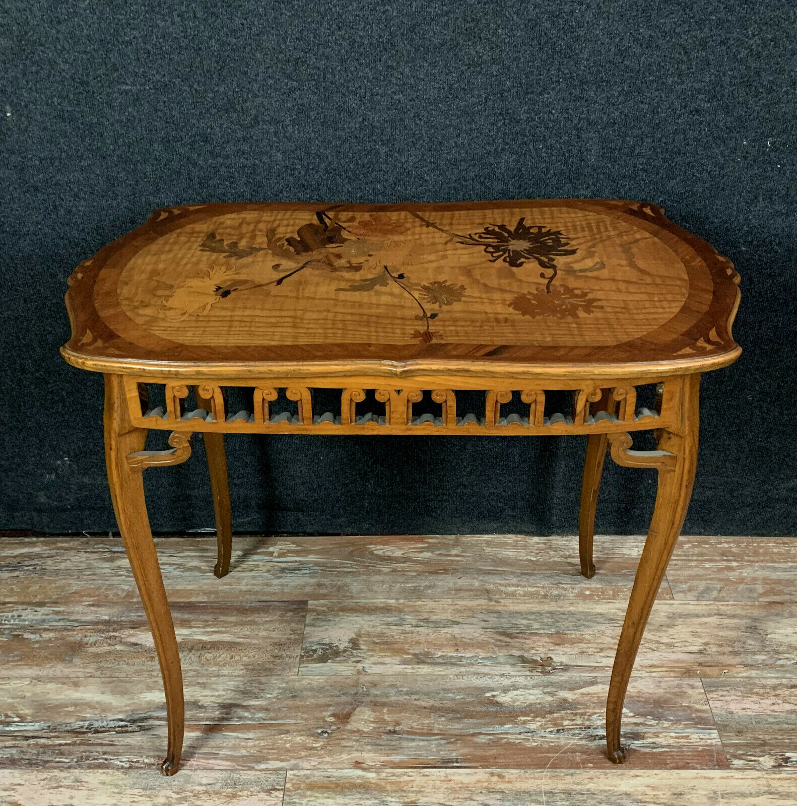 Table d'apparat estampillée École de Nancy vers 1900