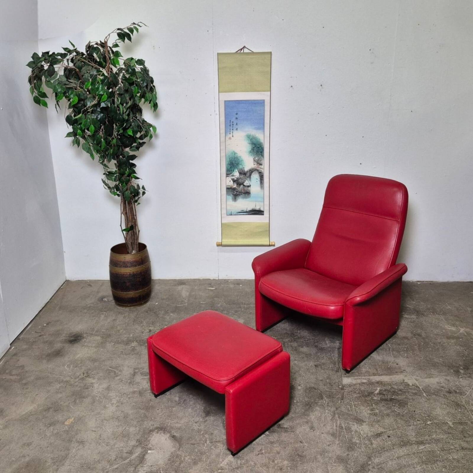 Desede DS50 avec pouf en cuir rouge, Suisse années 1980.