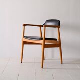 Fauteuil scandinave recouvert de similicuir