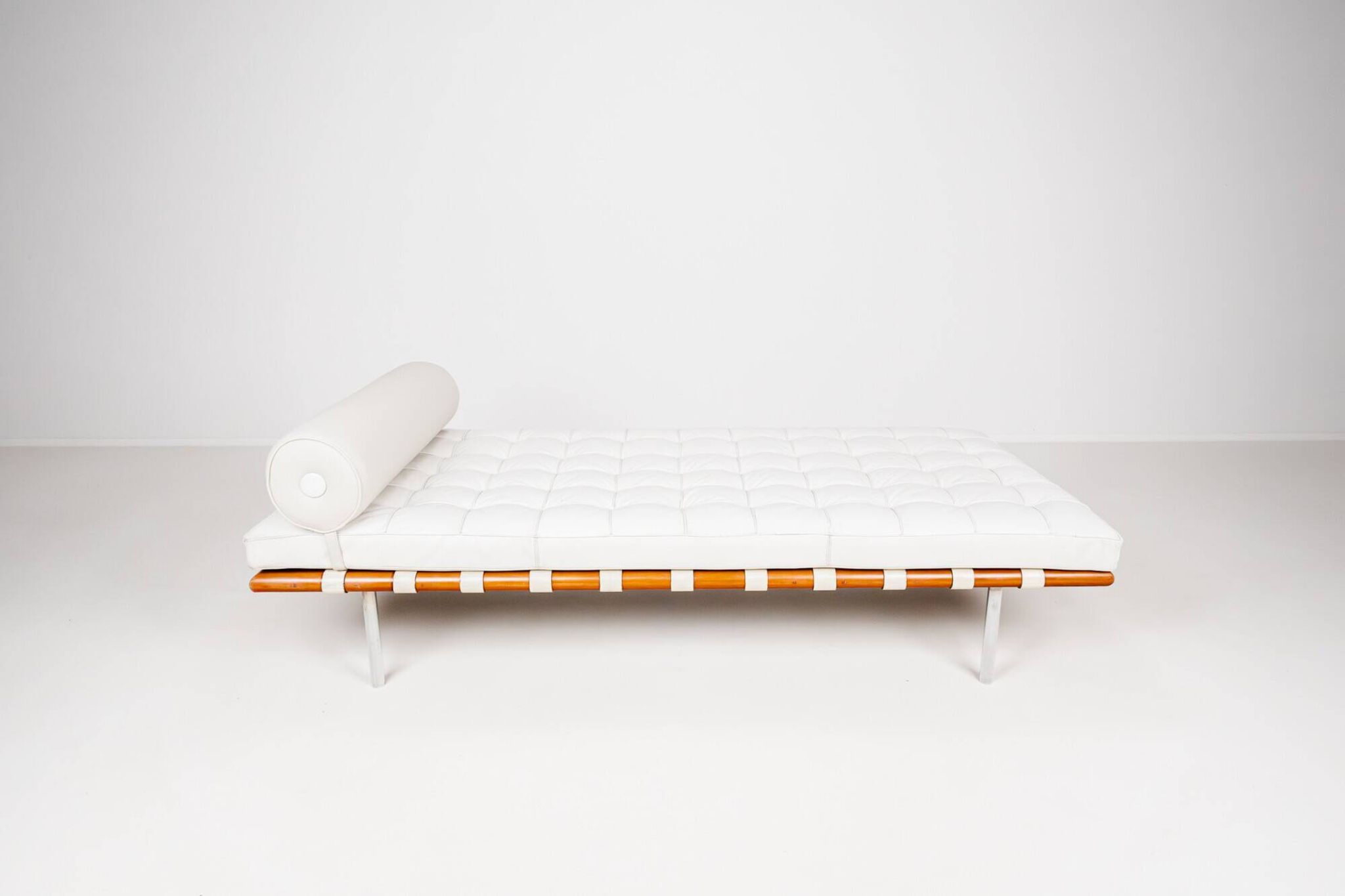 Barcelona daybed by Ludwig Mies van der Rohe fro Knoll, 1980s