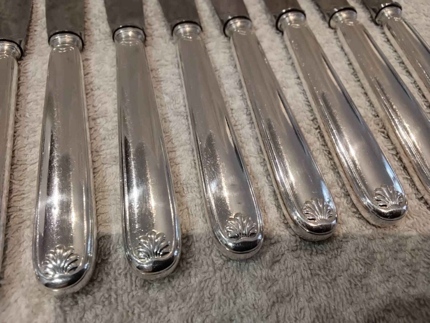 11 silver-plated metal lunch knives by Ravinet Coquille, 18cm