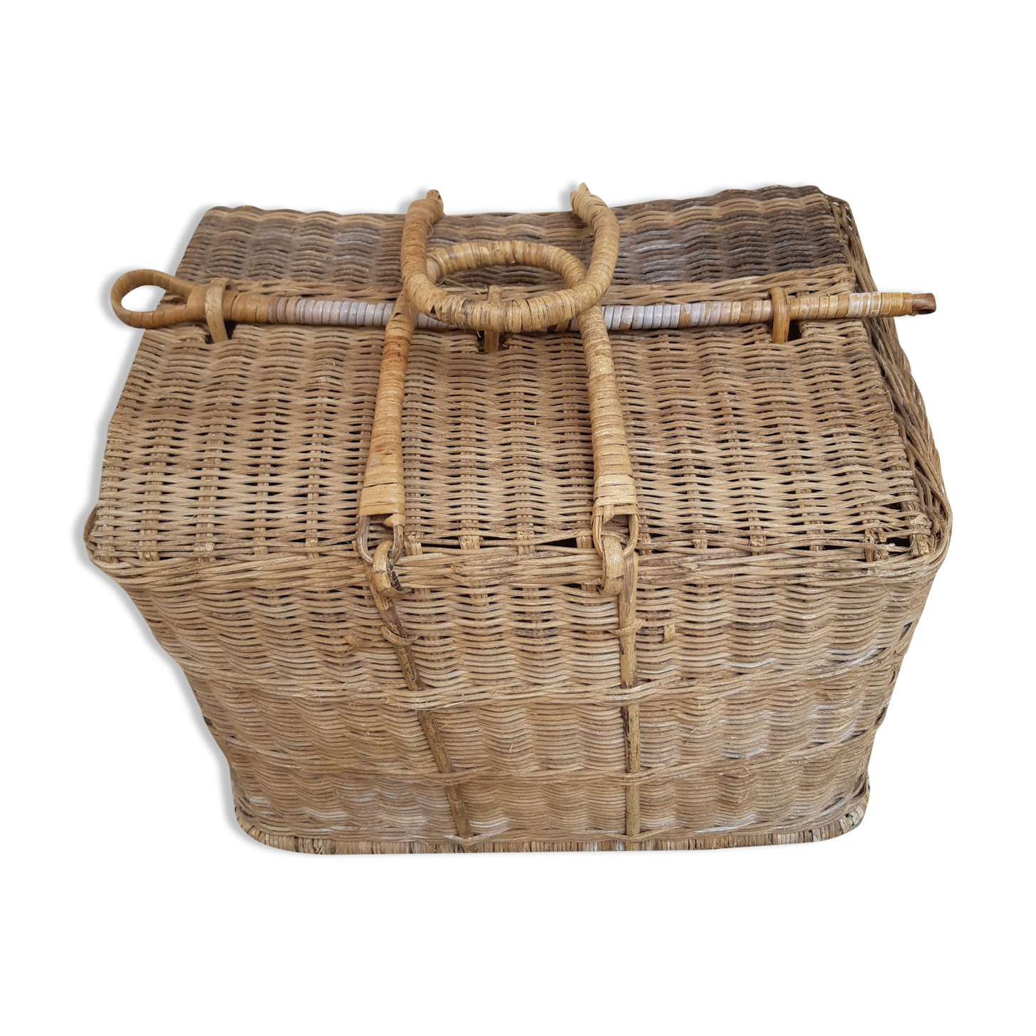 Basket picnic on wheels