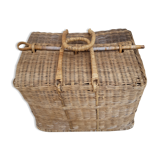 Basket picnic on wheels