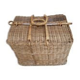 Basket picnic on wheels