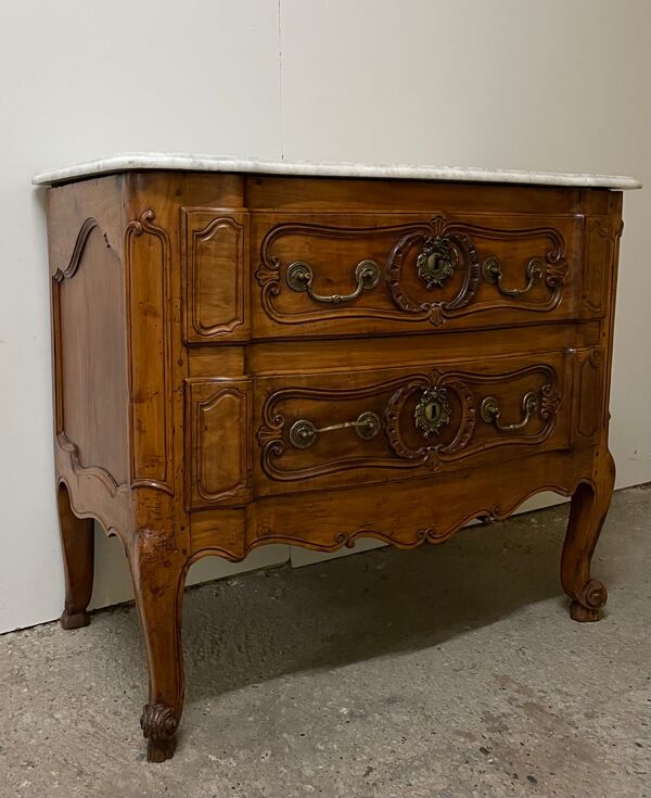 Commode sauteuse en merisier de la fin du  XVIII ème